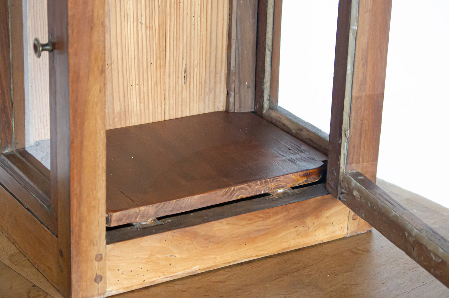 Ancien haut de pendule, transformé en boite à clé à mettre dans une entrée, ou vitrine pour exposer des bijoux dans une salle de bain par exemple. Bel état, la porte avant ne ferme pas entièrement et une vitre à gauche est cassée en haut.