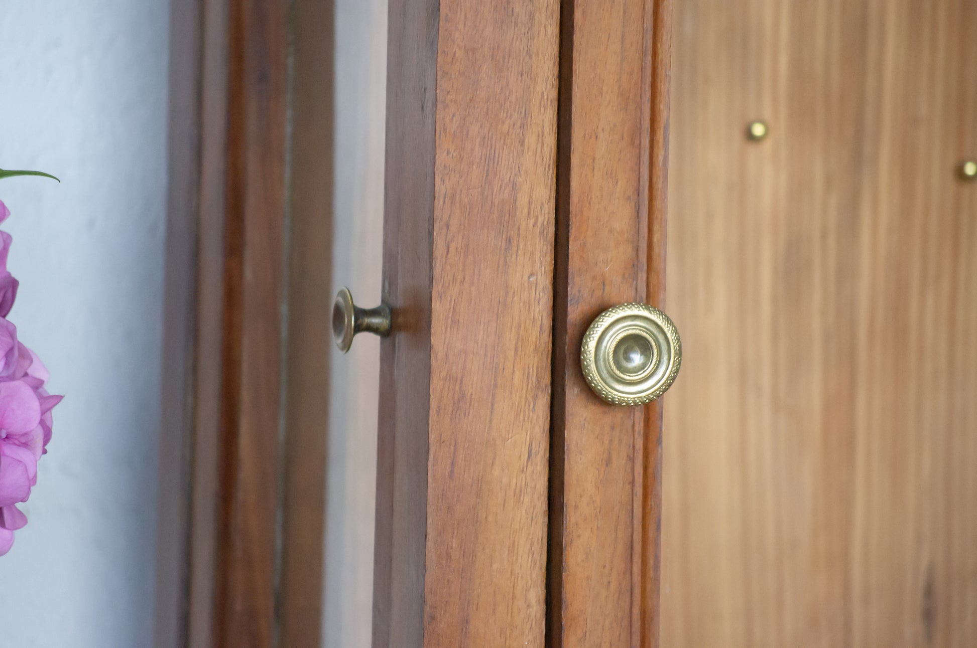 Ancien haut de pendule, transformé en boite à clé à mettre dans une entrée, ou vitrine pour exposer des bijoux dans une salle de bain par exemple. Bel état, la porte avant ne ferme pas entièrement et une vitre à gauche est cassée en haut.