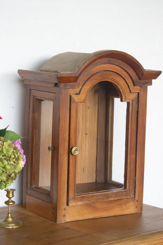 Ancien haut de pendule, transformé en boite à clé à mettre dans une entrée, ou vitrine pour exposer des bijoux dans une salle de bain par exemple. Bel état, la porte avant ne ferme pas entièrement et une vitre à gauche est cassée en haut.