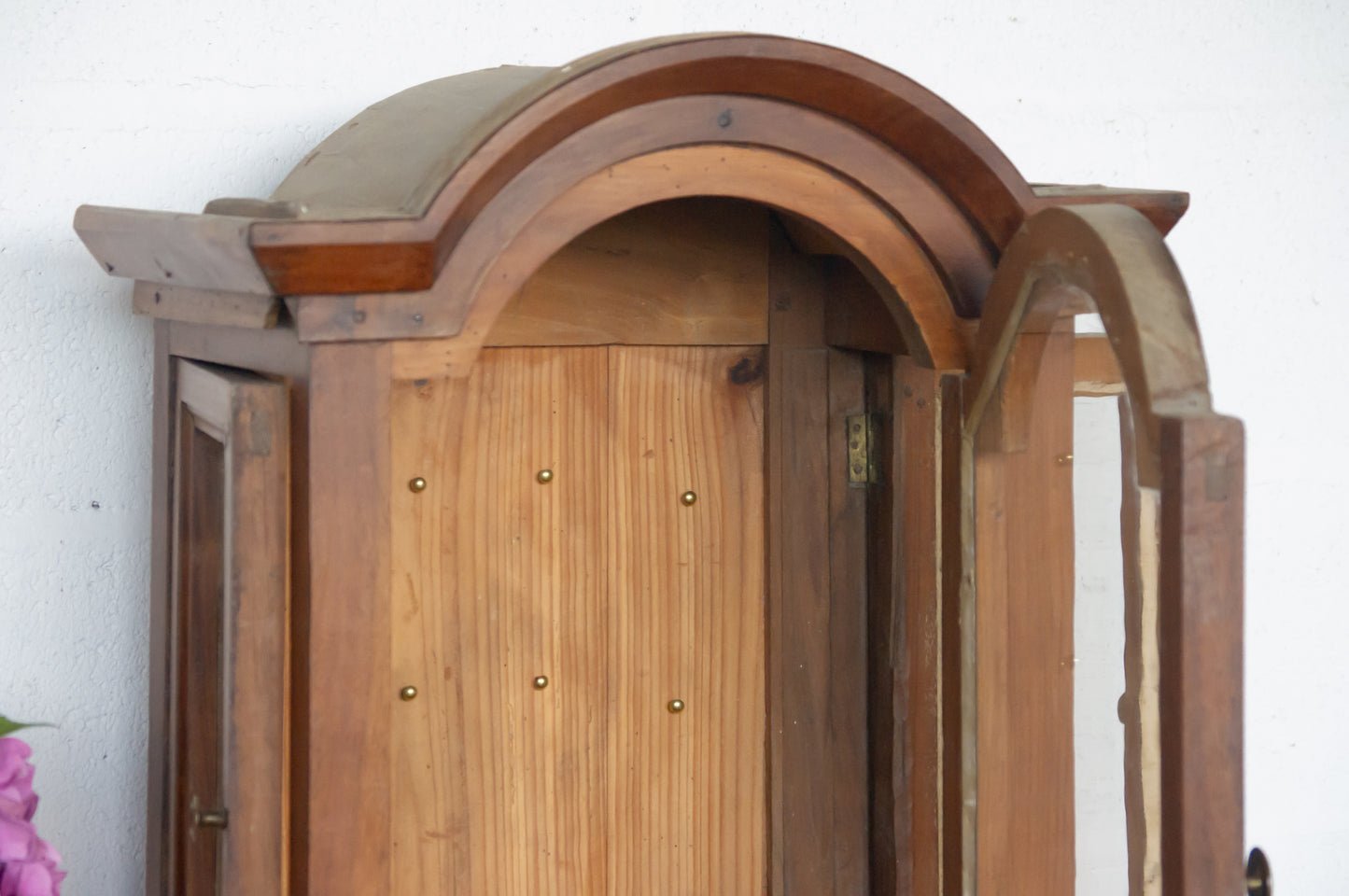 Ancien haut de pendule, transformé en boite à clé à mettre dans une entrée, ou vitrine pour exposer des bijoux dans une salle de bain par exemple. Bel état, la porte avant ne ferme pas entièrement et une vitre à gauche est cassée en haut.