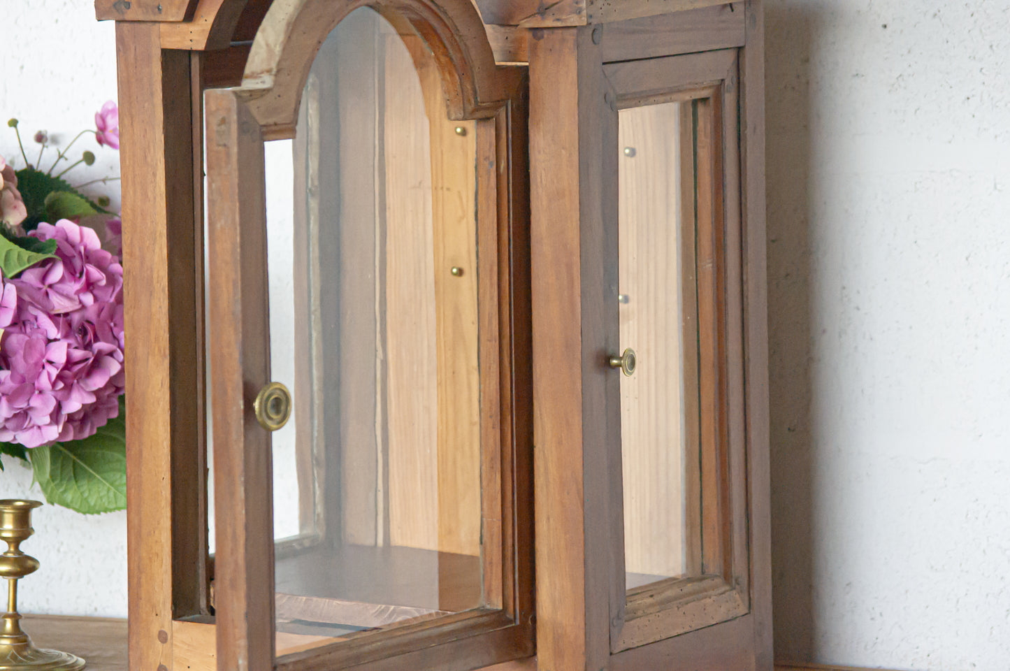 Ancien haut de pendule, transformé en boite à clé à mettre dans une entrée, ou vitrine pour exposer des bijoux dans une salle de bain par exemple. Bel état, la porte avant ne ferme pas entièrement et une vitre à gauche est cassée en haut.