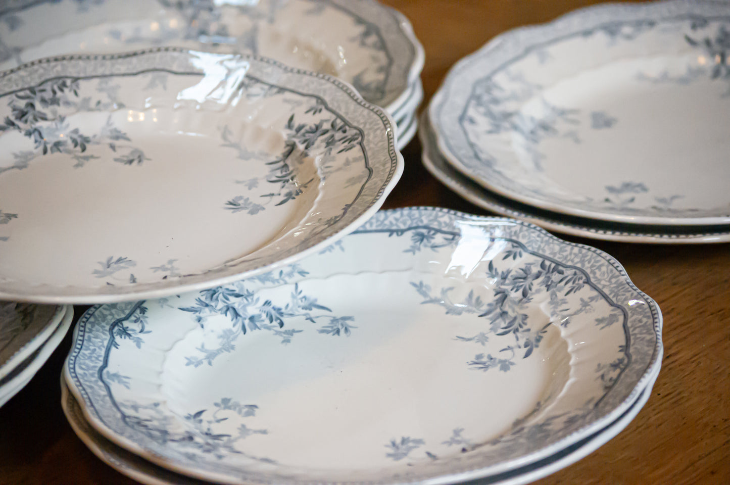 Lot de 12 assiettes plates anglaises Royal semi porcelain, modèle Eton, superbe état, une seule est ébréchée en dessous.