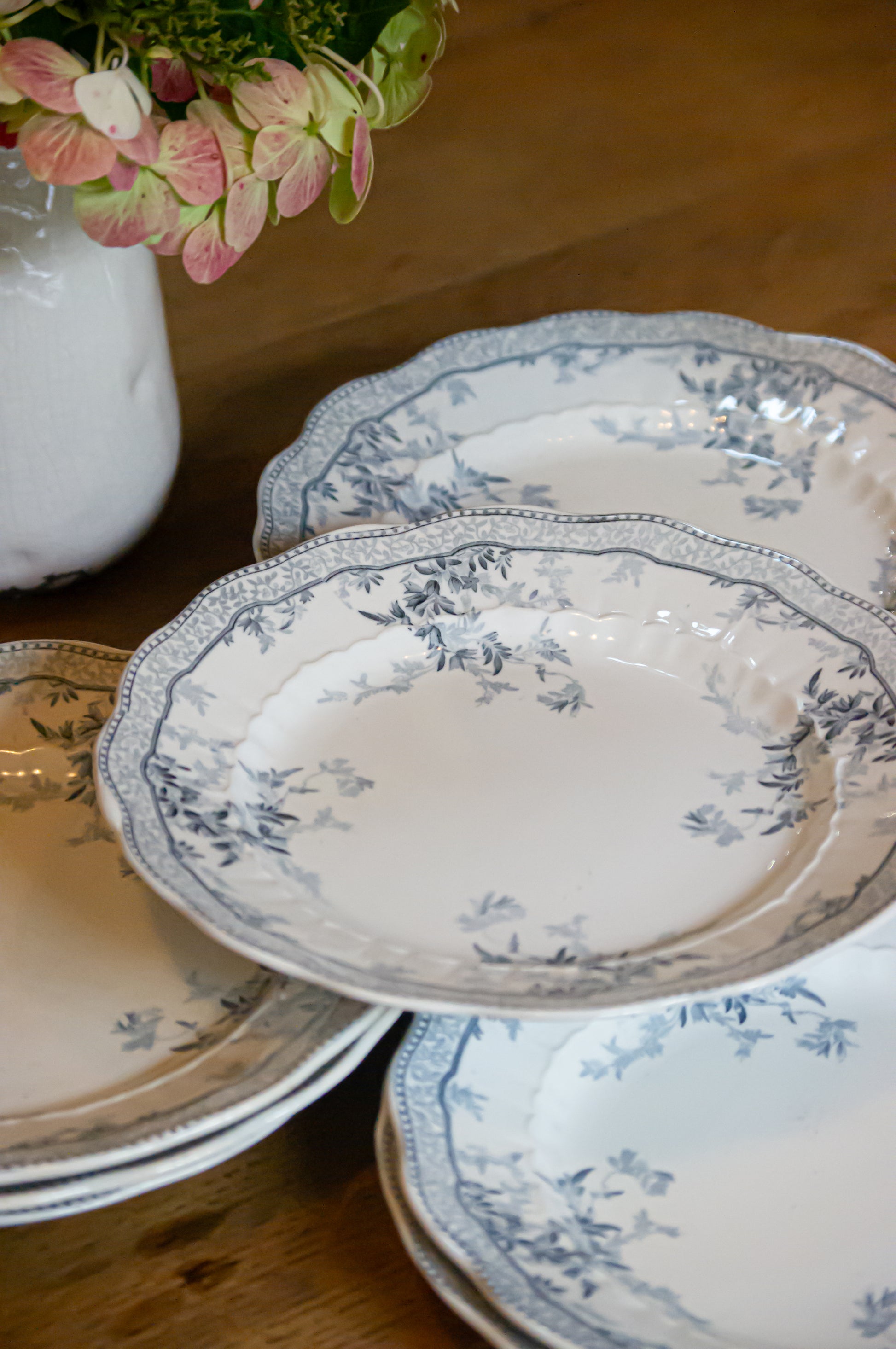 Lot de 12 assiettes plates anglaises Royal semi porcelain, modèle Eton, superbe état, une seule est ébréchée en dessous.