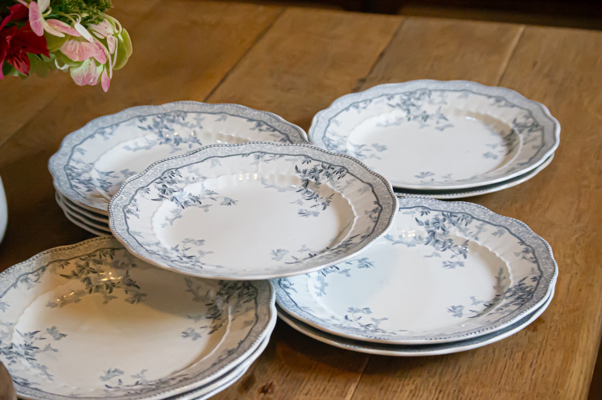 Lot de 12 assiettes plates anglaises Royal semi porcelain, modèle Eton, superbe état, une seule est ébréchée en dessous.