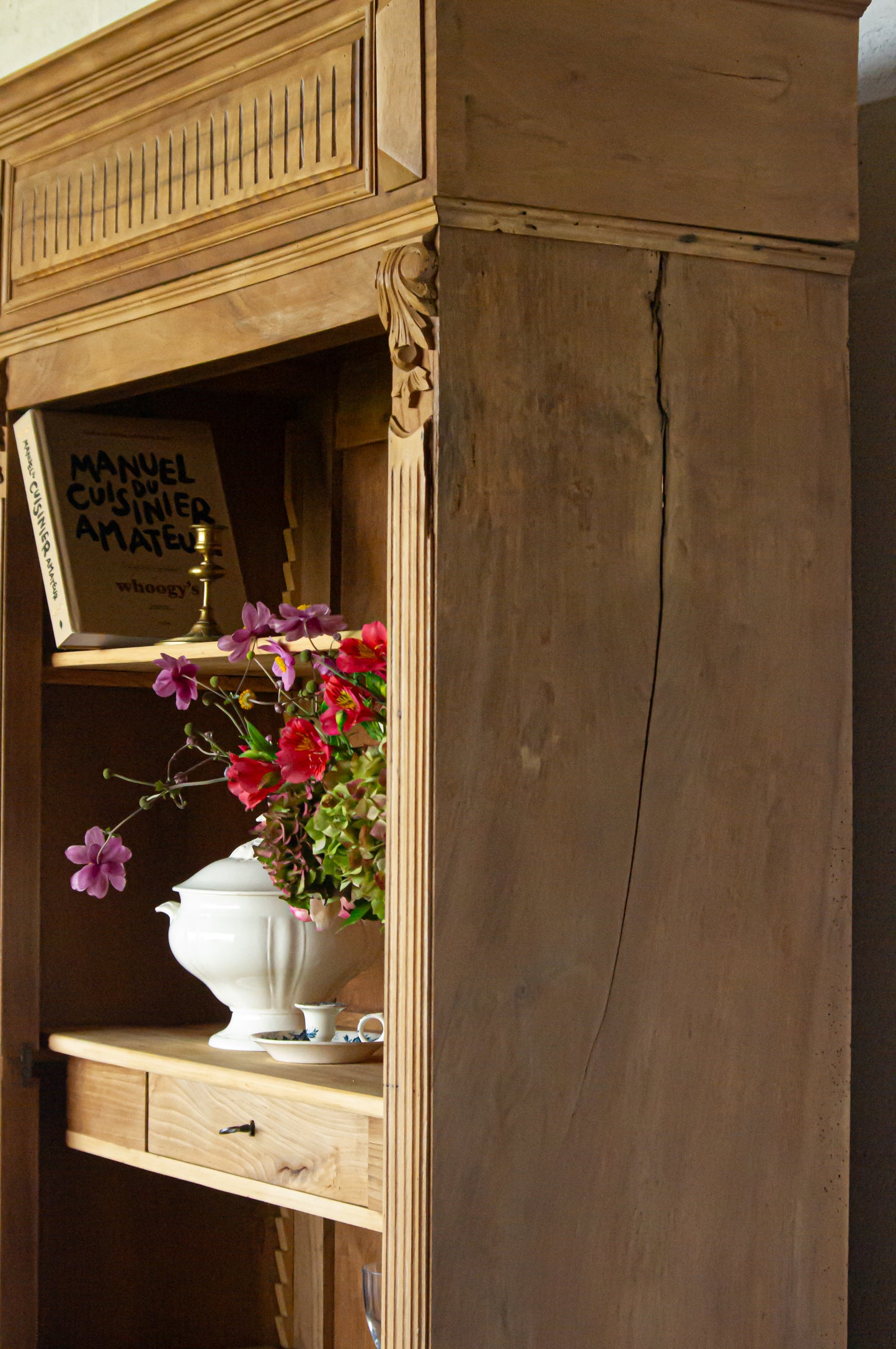 Bibliothèque / étagère, superbe, en noyer et fond en chêne, un petit tiroir au milieu et deux en bas; des fentes dans le bois de chaque côté, visibles mais le meuble reste très solide. Magnifique dans un salon pour exposer de la vaisselle ou des livres, dans une chambre pour exposer des jolis draps ou dans une grande salle de bain pour quelques produits et draps de bain.