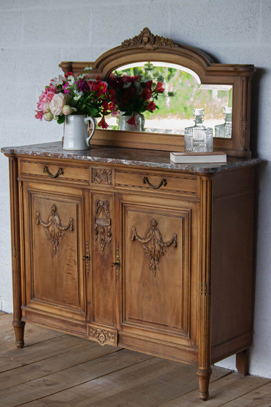 Buffet en noyer, avec miroir et plaque de marbre, le marbre est cassé, visible sur une photo, superbe état par ailleurs.