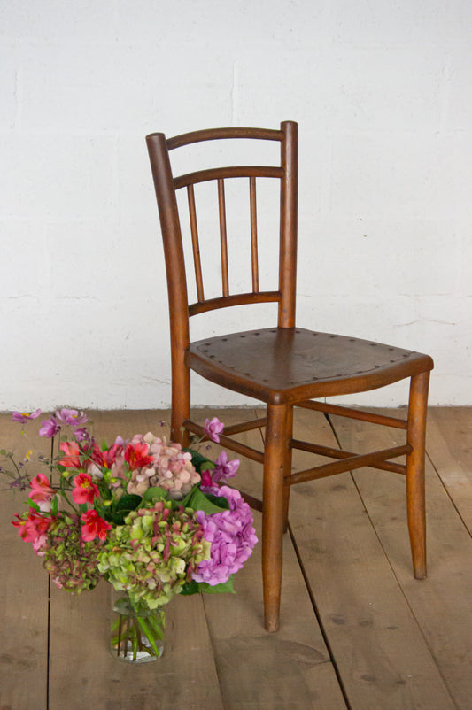 Chaise bistrot avec assise décorée, parfait état.