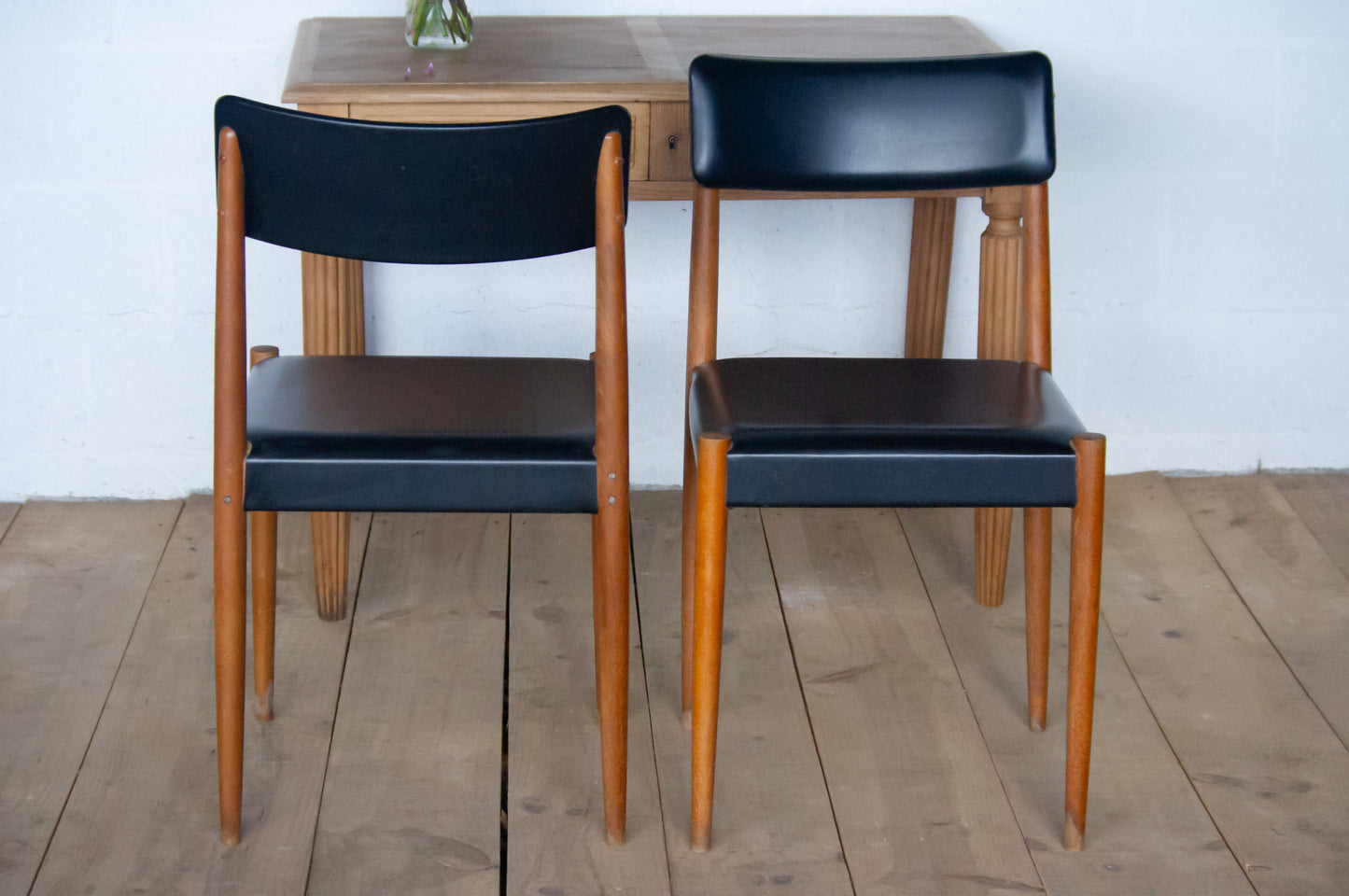 Paire de chaises années 50 / 60 en skai et bois, superbe état, quelques légères traces sur le bois, skai en parfait état.