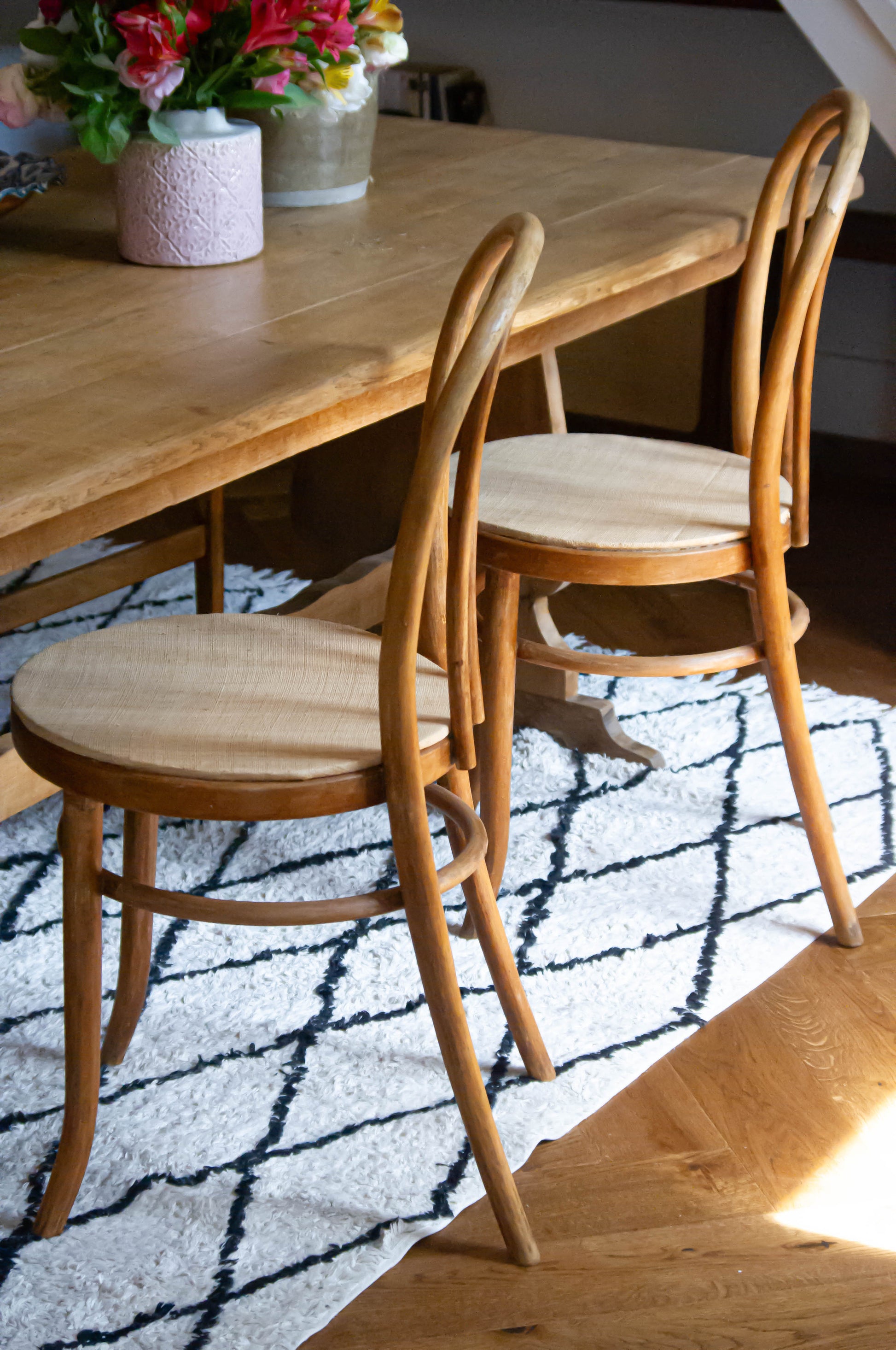 Chaises bistrot, raphia sur l'assise, quelques petits défauts sur les assises et sur le bois, visibles sur les photos.