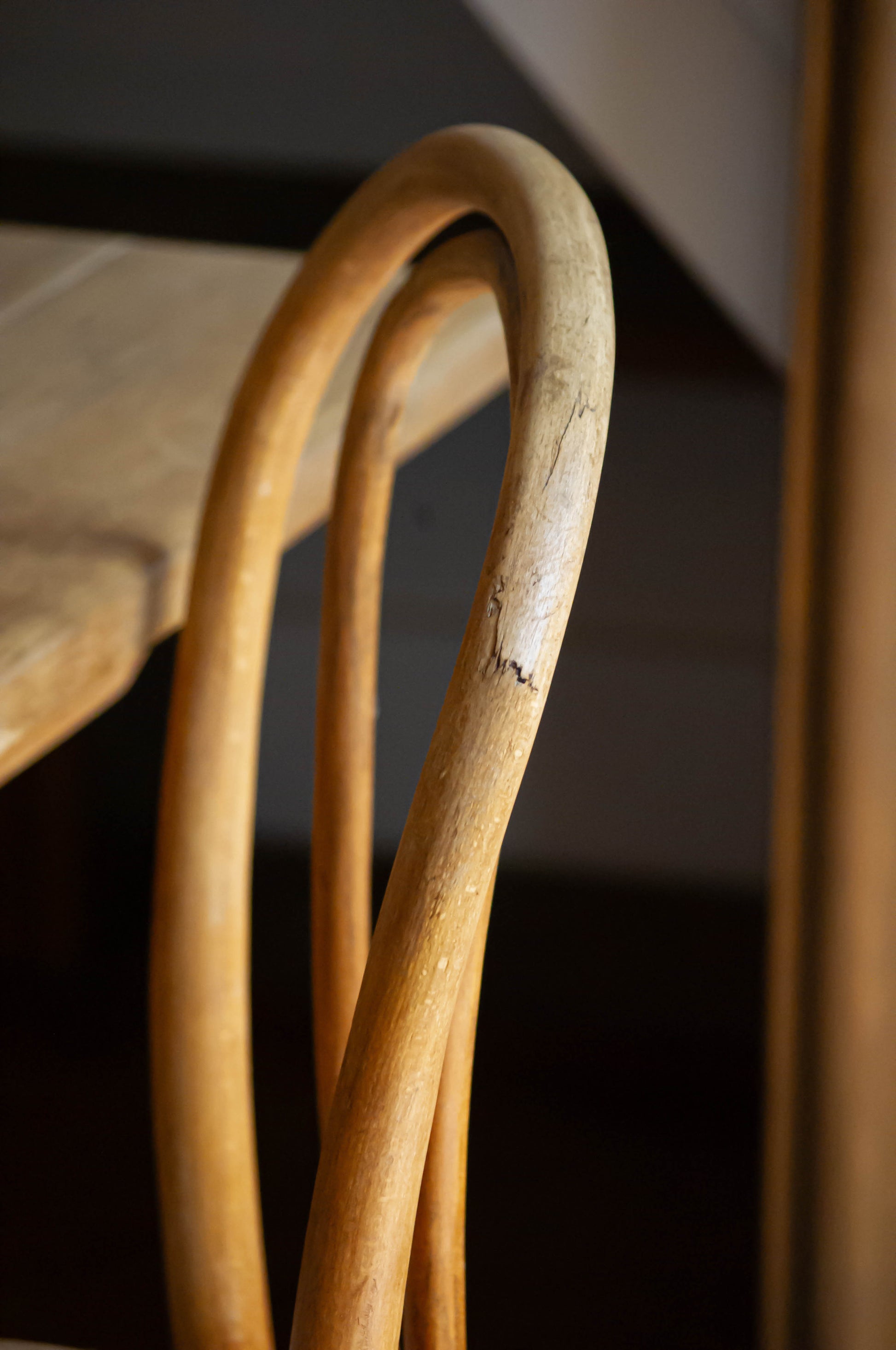 Chaises bistrot, raphia sur l'assise, quelques petits défauts sur les assises et sur le bois, visibles sur les photos.