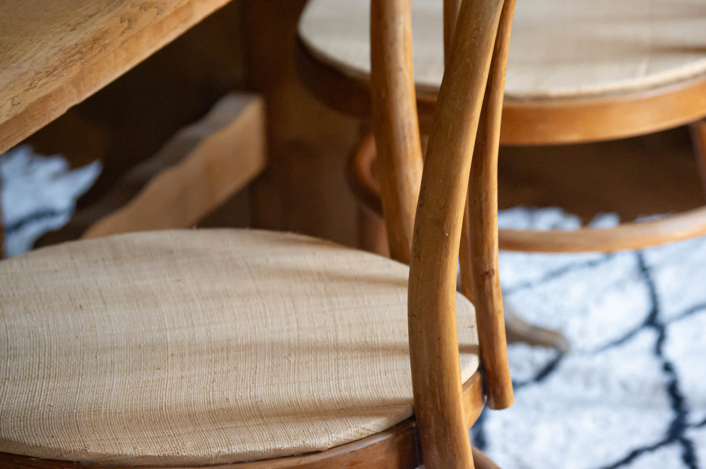 Chaises bistrot, raphia sur l'assise, quelques petits défauts sur les assises et sur le bois, visibles sur les photos.