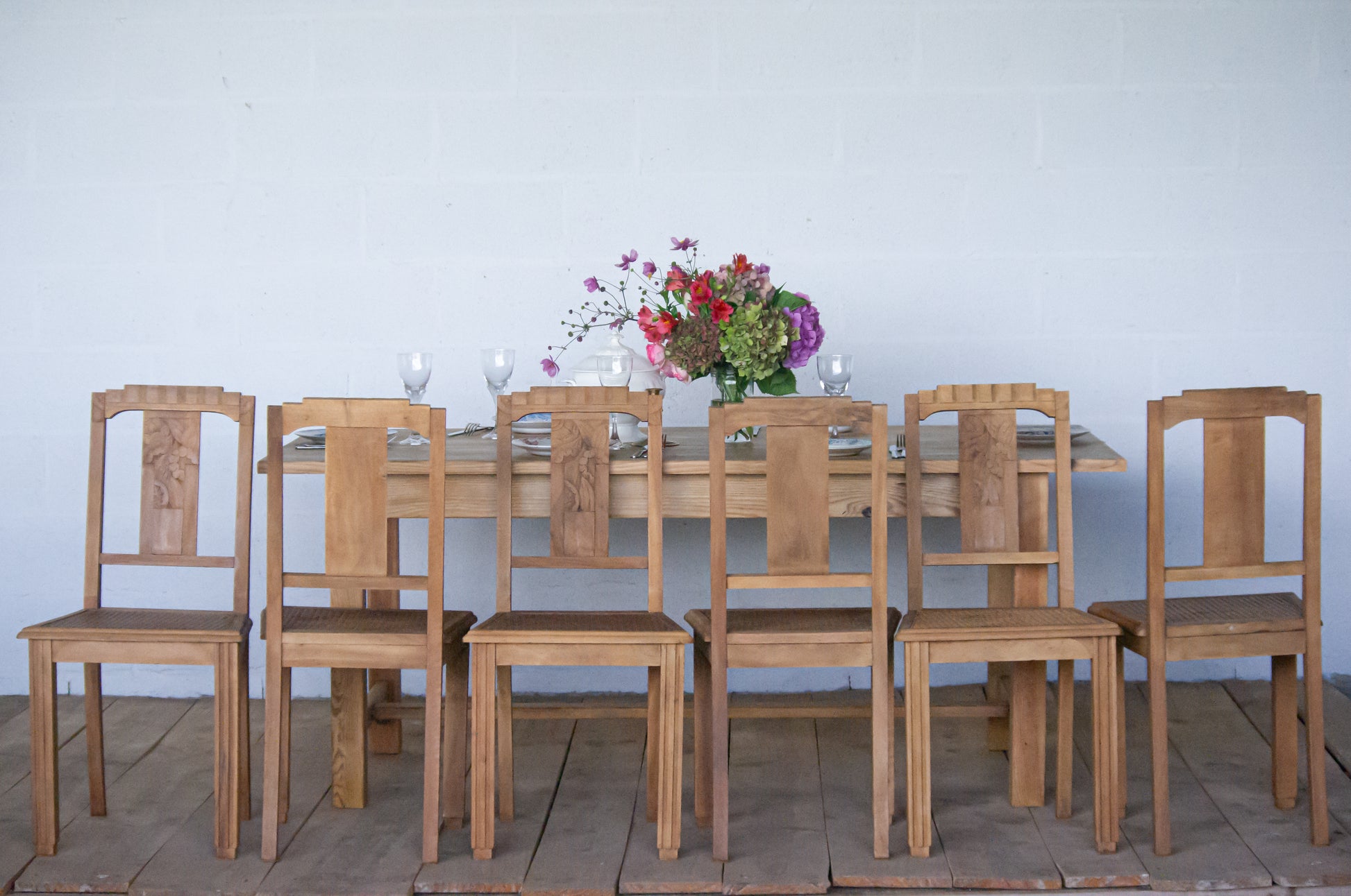 Lot de 6 chaises art déco en bois et cannage, le cannage est un peu fragile sur certaines, visible sur une photo.