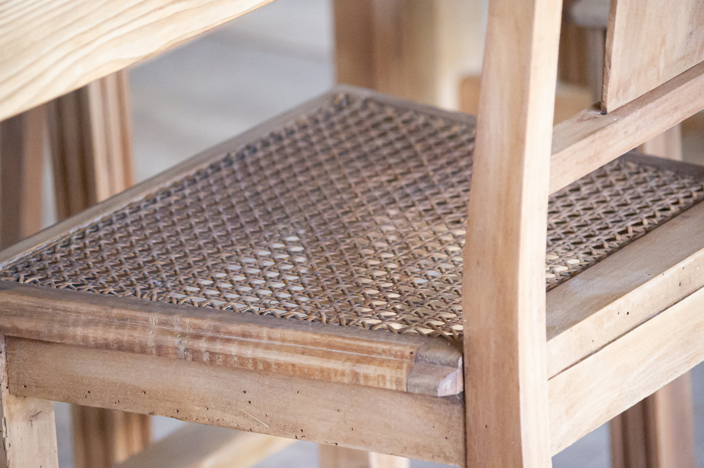 Lot de 6 chaises art déco en bois et cannage, le cannage est un peu fragile sur certaines, visible sur une photo.