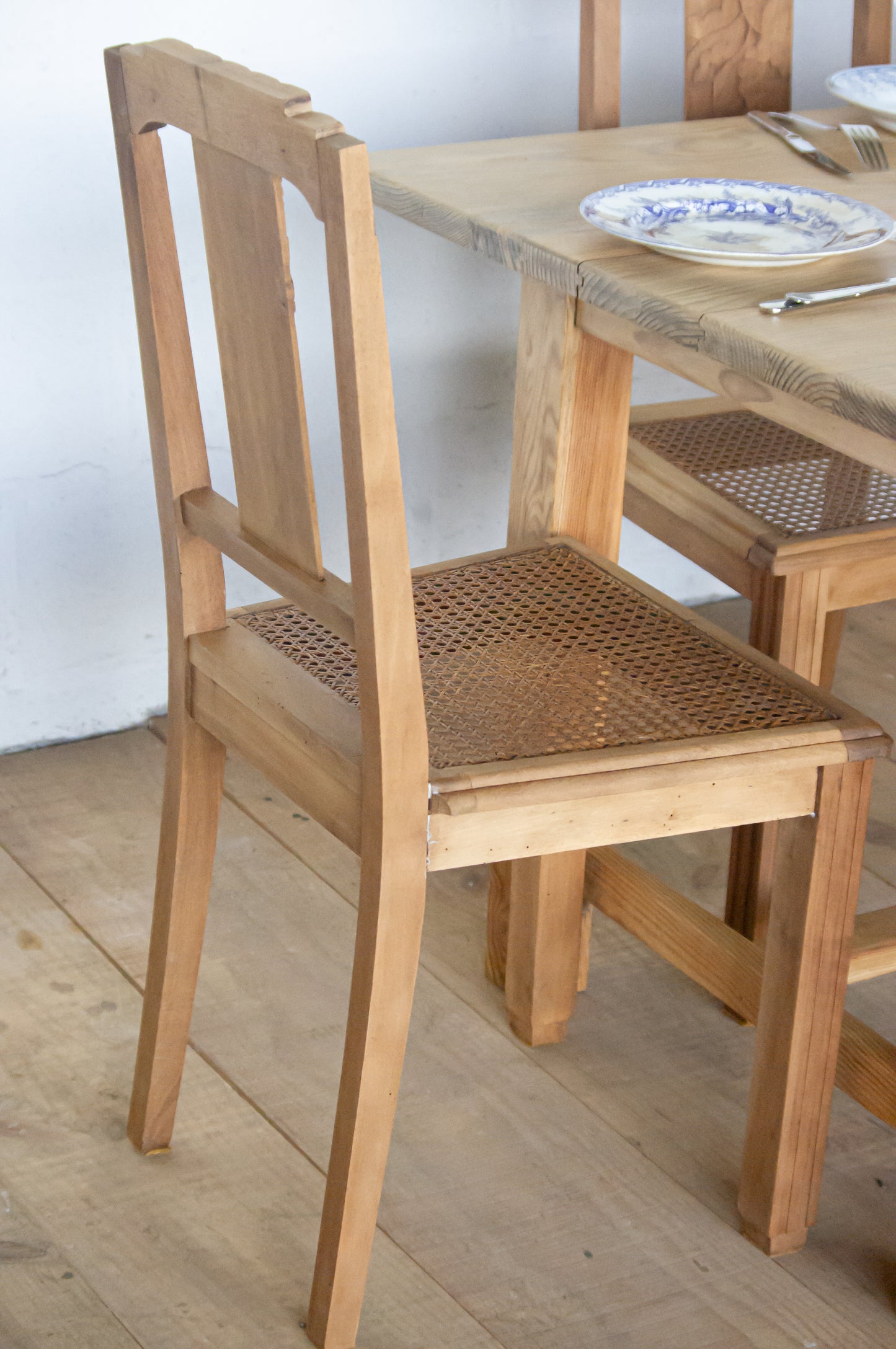 Lot de 6 chaises art déco en bois et cannage, le cannage est un peu fragile sur certaines, visible sur une photo.