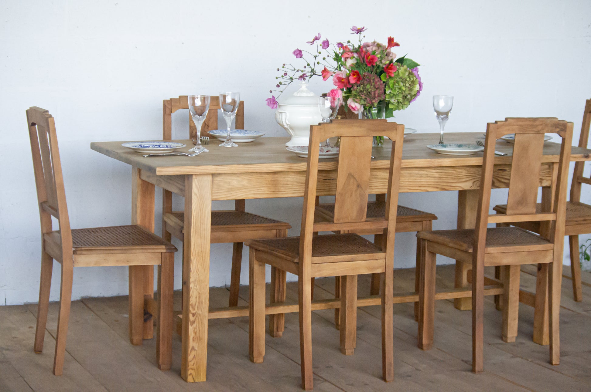 Lot de 6 chaises art déco en bois et cannage, le cannage est un peu fragile sur certaines, visible sur une photo.