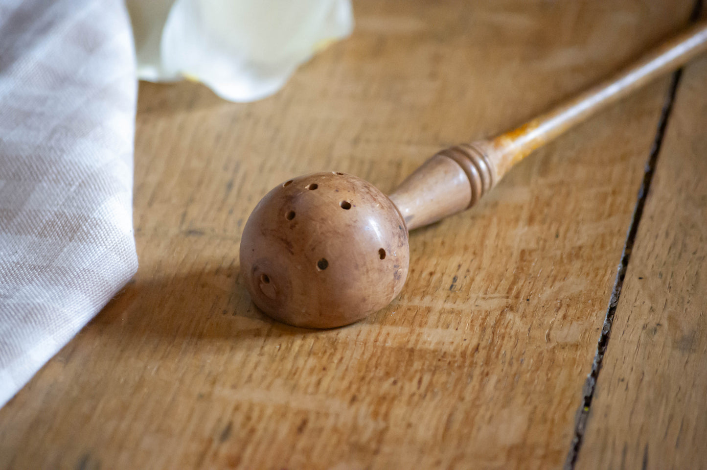 Cuillère à olives en bois.