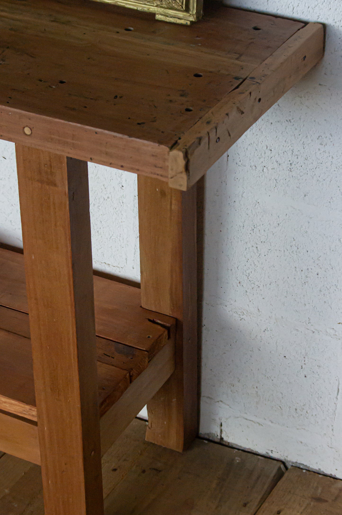 Petit établi en bois exotique, adorable, avec ses planches en bas, idéal en console dans une entrée / salon ou dans une salle de bain pour une vasque.