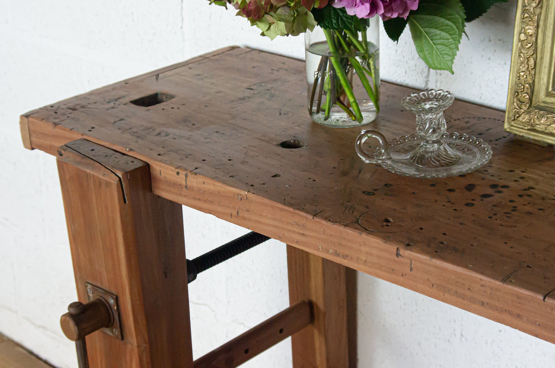 Petit établi en bois exotique, adorable, avec ses planches en bas, idéal en console dans une entrée / salon ou dans une salle de bain pour une vasque.