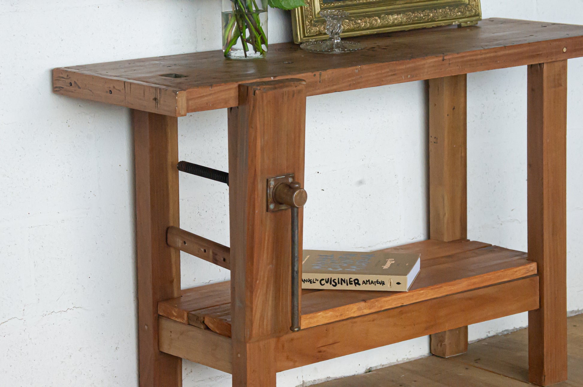 Petit établi en bois exotique, adorable, avec ses planches en bas, idéal en console dans une entrée / salon ou dans une salle de bain pour une vasque.