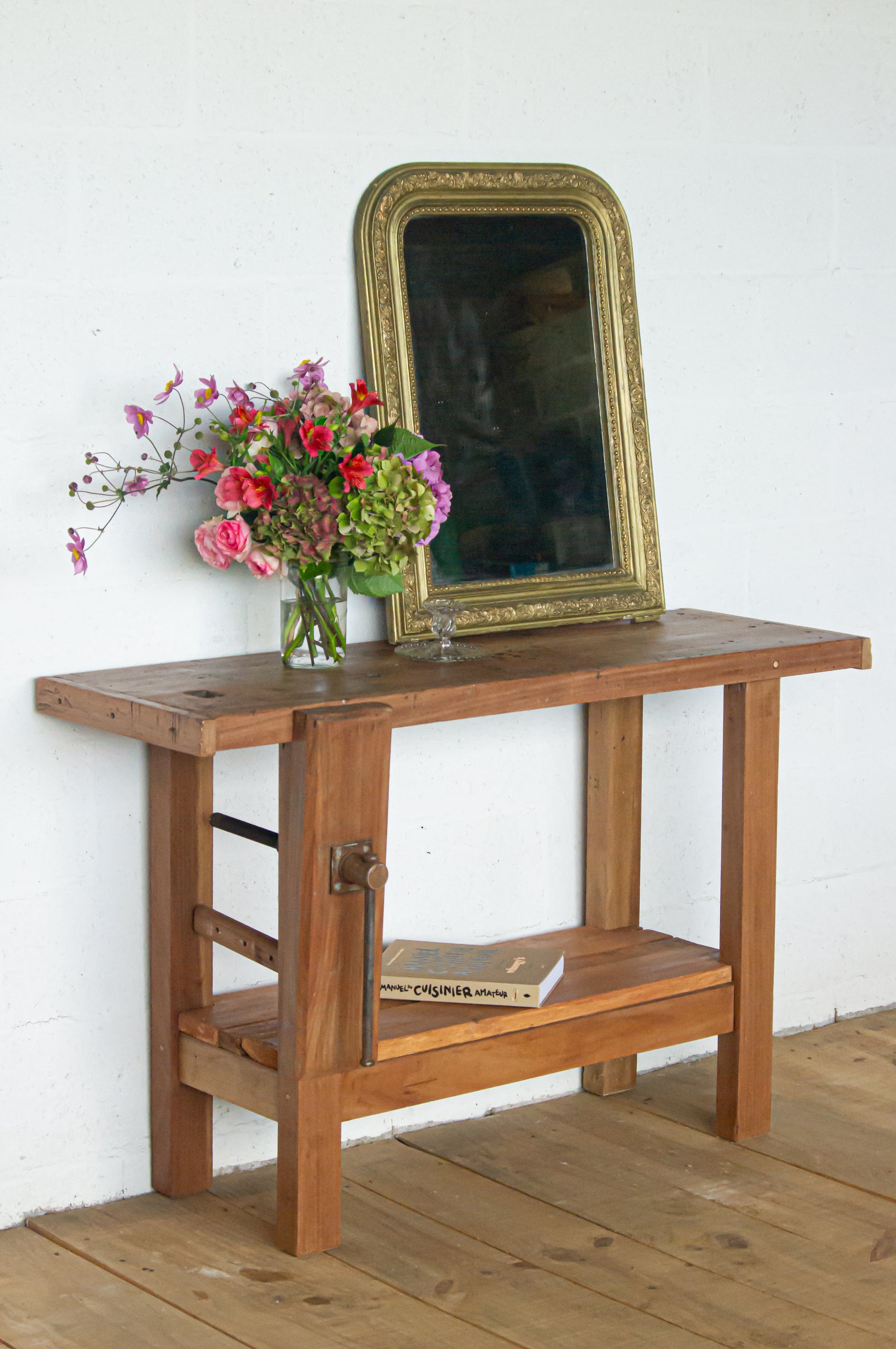 Petit établi en bois exotique, adorable, avec ses planches en bas, idéal en console dans une entrée / salon ou dans une salle de bain pour une vasque.