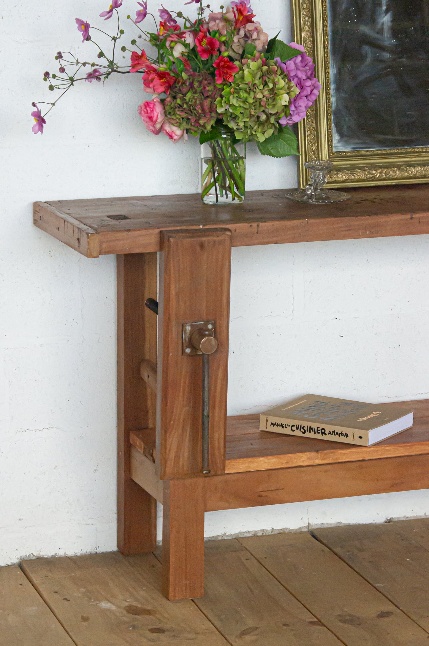 Petit établi en bois exotique, adorable, avec ses planches en bas, idéal en console dans une entrée / salon ou dans une salle de bain pour une vasque.