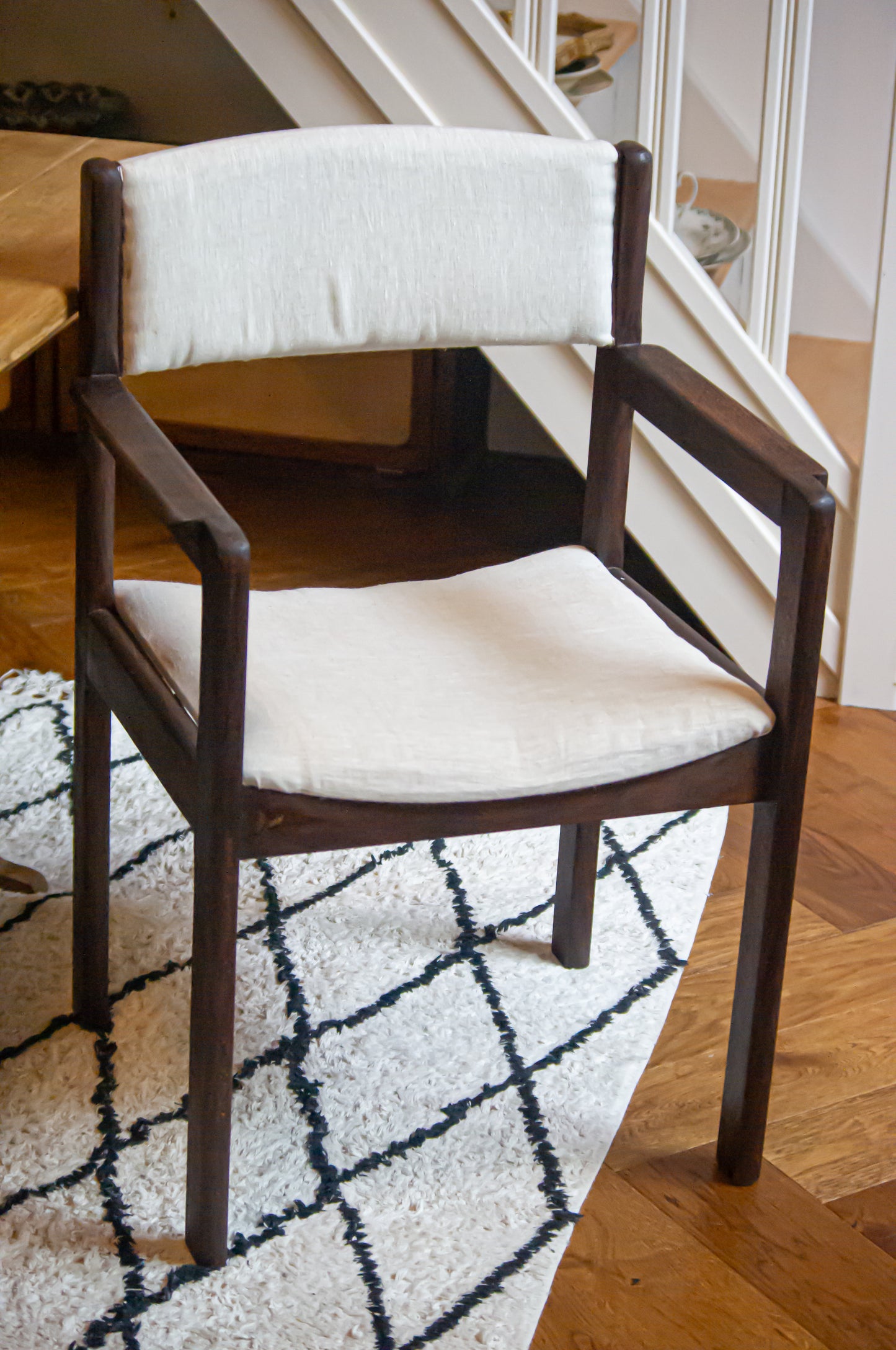 Fauteuil en bois et tissu gris / beige chiné, une petite tâche à gauche du dossier et un tâche à l'arrière du dossier, visible sur les photos.