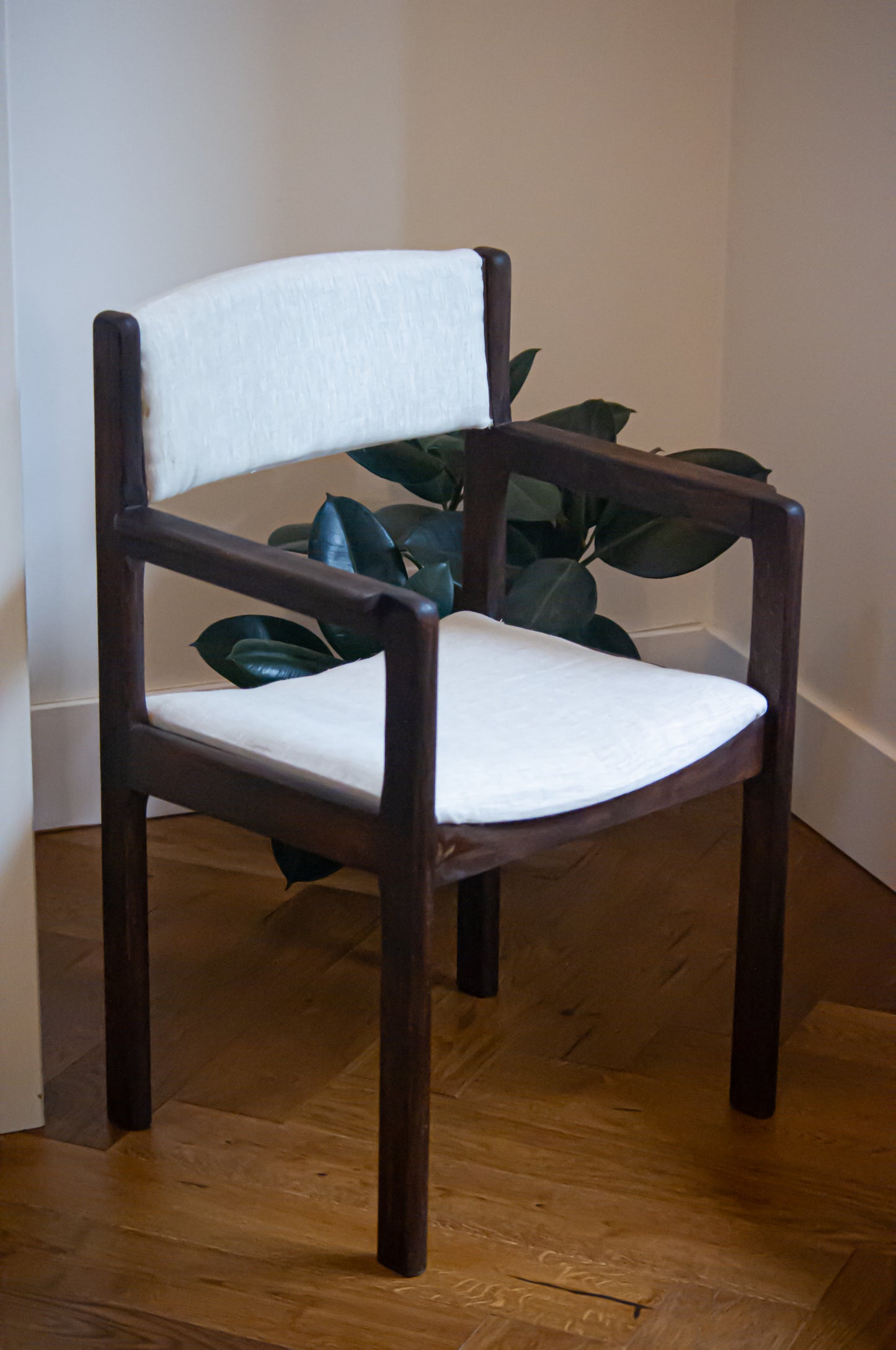 Fauteuil en bois et tissu gris / beige chiné, une petite tâche à gauche du dossier et un tâche à l'arrière du dossier, visible sur les photos.