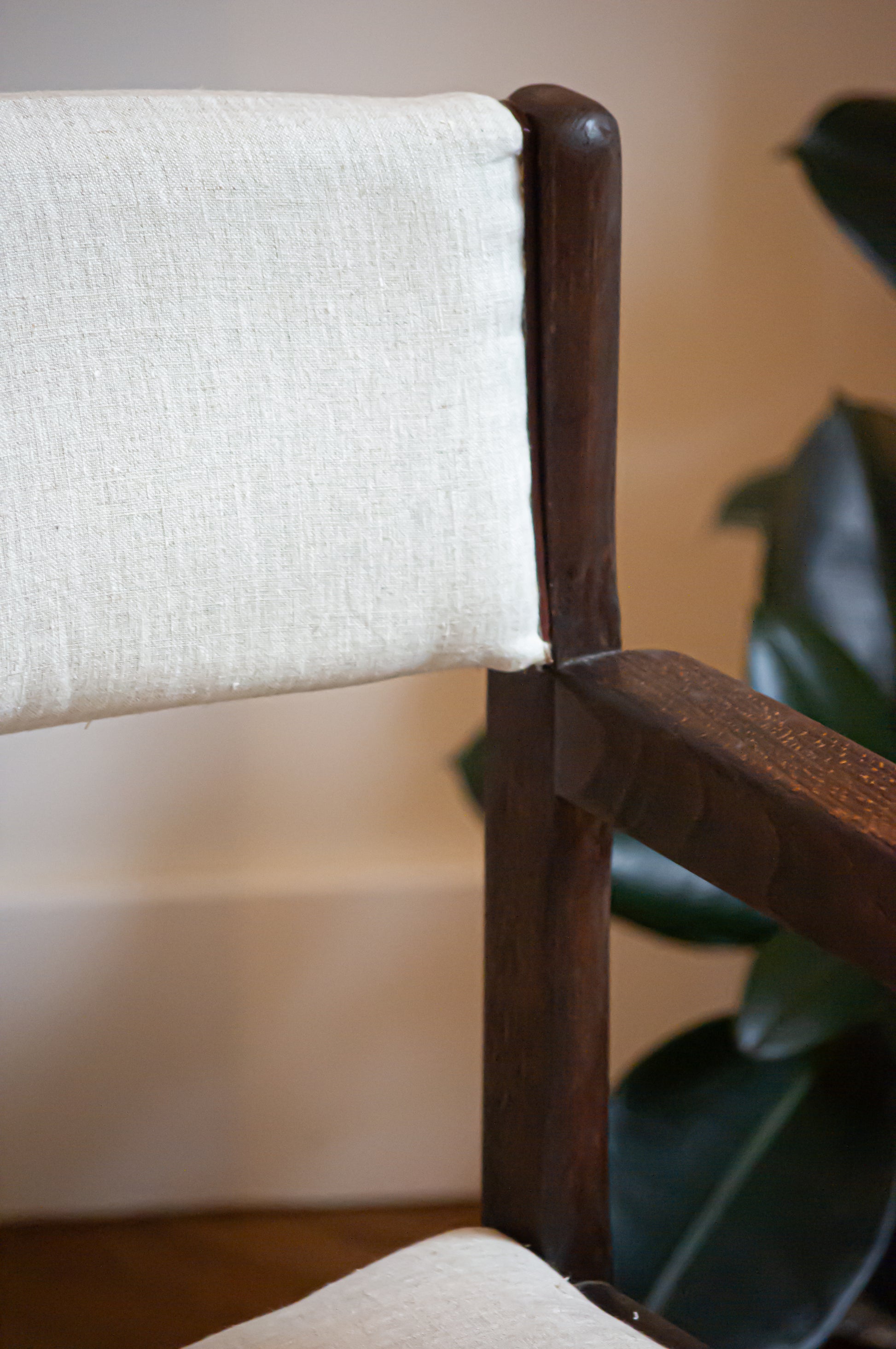 Fauteuil en bois et tissu gris / beige chiné, une petite tâche à gauche du dossier et un tâche à l'arrière du dossier, visible sur les photos.