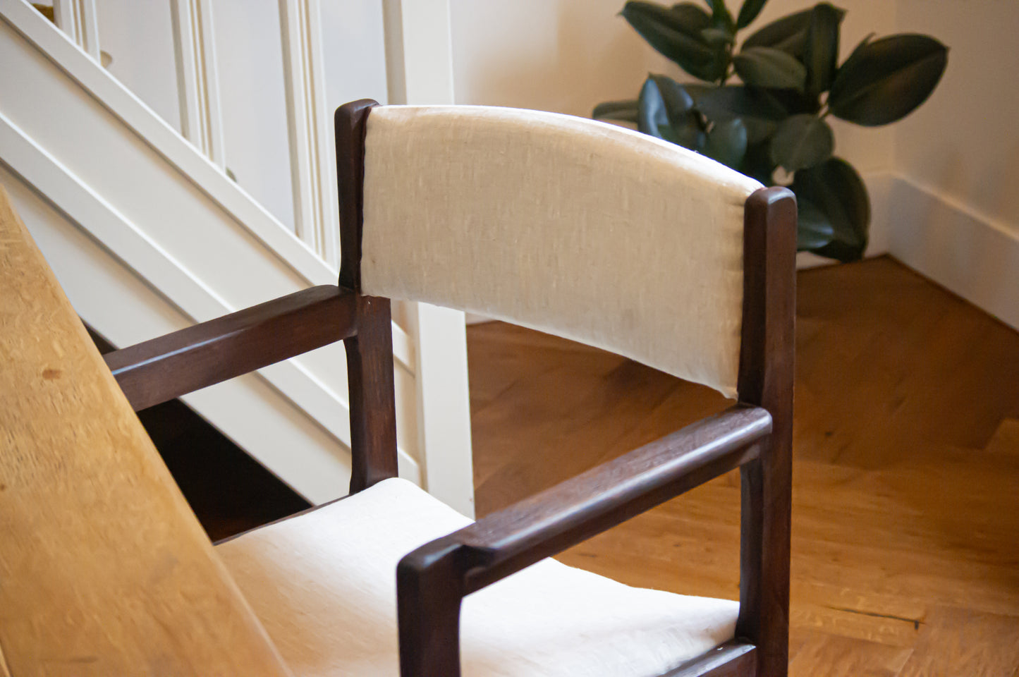 Fauteuil en bois et tissu gris / beige chiné, une petite tâche à gauche du dossier et un tâche à l'arrière du dossier, visible sur les photos.