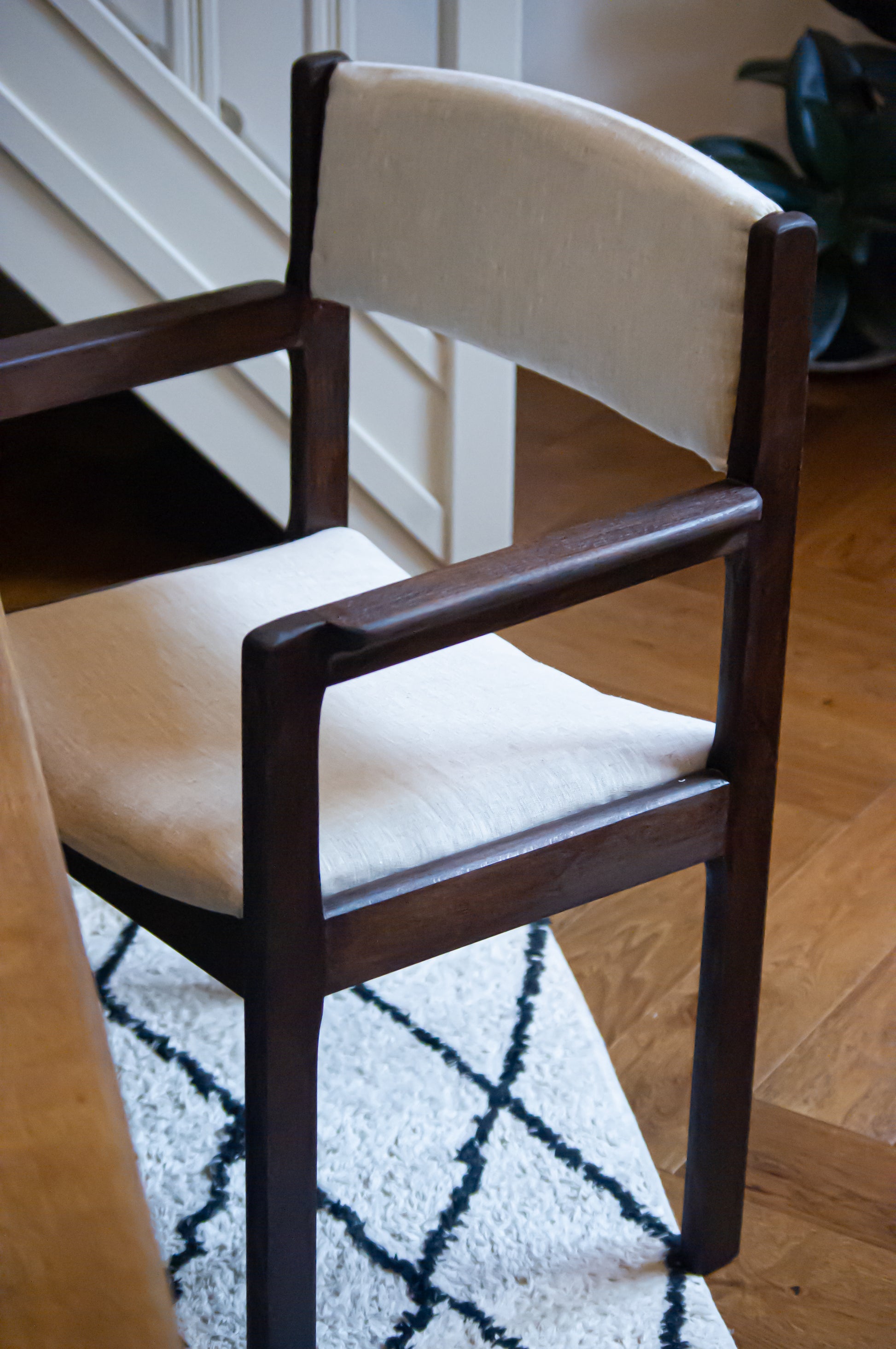 Fauteuil en bois et tissu gris / beige chiné, une petite tâche à gauche du dossier et un tâche à l'arrière du dossier, visible sur les photos.