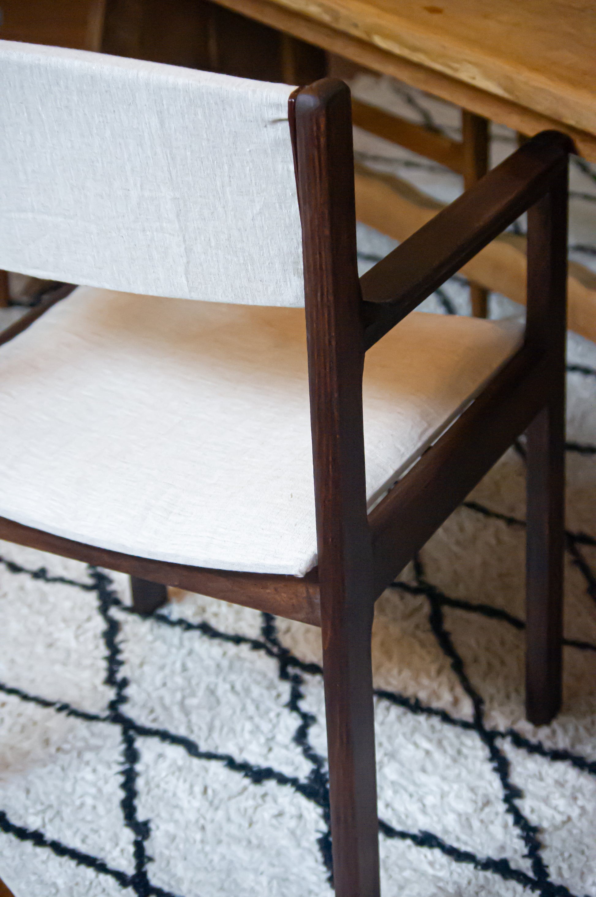 Fauteuil en bois et tissu gris / beige chiné, une petite tâche à gauche du dossier et un tâche à l'arrière du dossier, visible sur les photos.