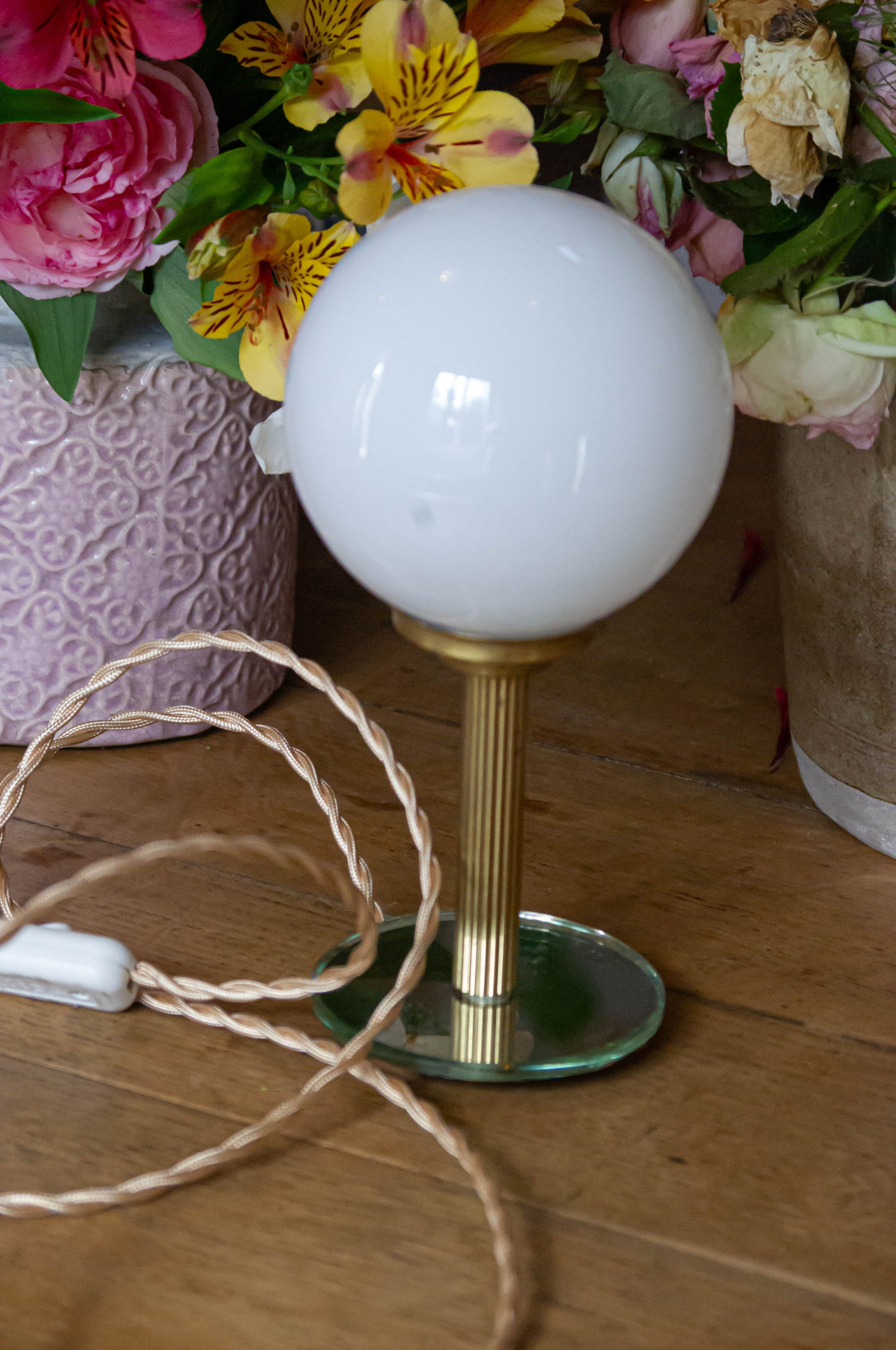 Lampe à poser, création unique avec un globe et les parties du pied chinés séparément, l'électricité est neuve, la douille est une e14.