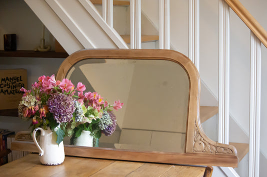 Miroir art déco en bois, idéalement à poser sur un meuble, comme un buffet par exemple, mais possibilité de l'accrocher en rajoutant des crochets à l'arrière. Le bois est en superbe état, la vitre biseauté a des marques un peu partout, ce qui ne gêne en rien la visibilité.