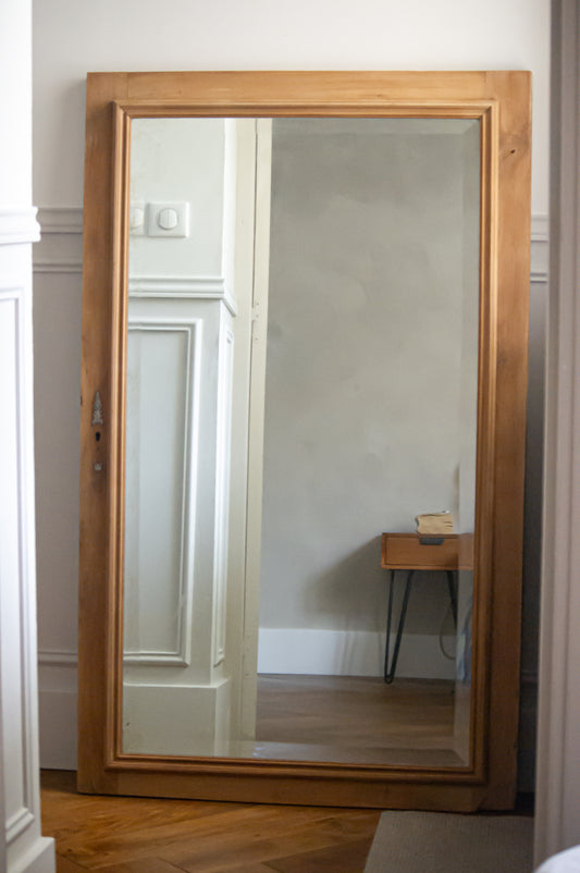 Miroir en noyer, ancienne porte d'armoire, très lourd, la vitre est biseauté.