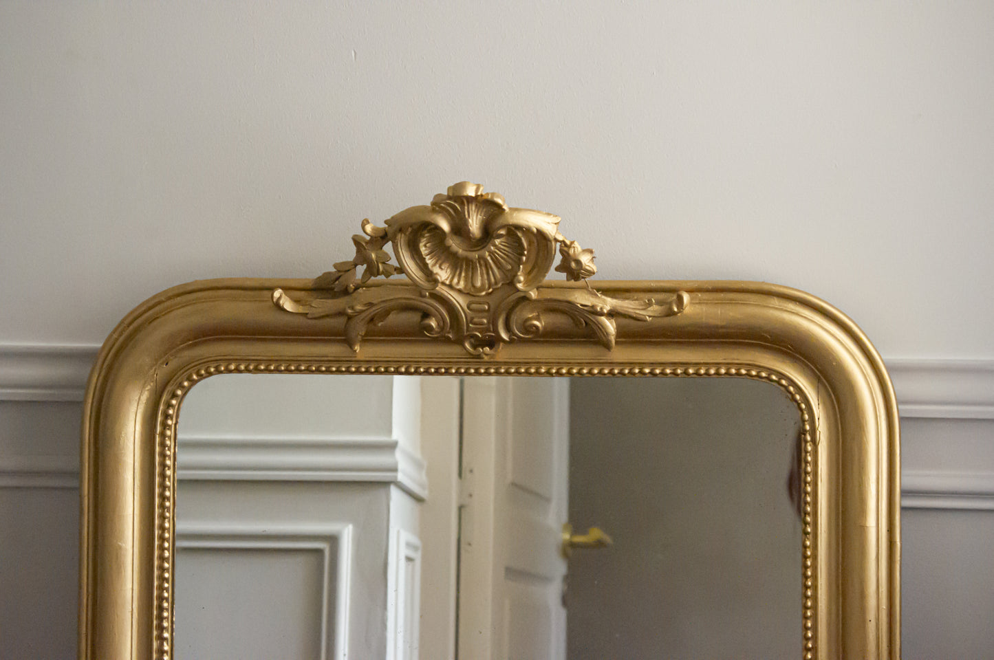 Grand miroir louis philippe, superbe, en très bon état, fronton en presque parfait état, cadre aussi, la vitre a quelques petits points piqués.