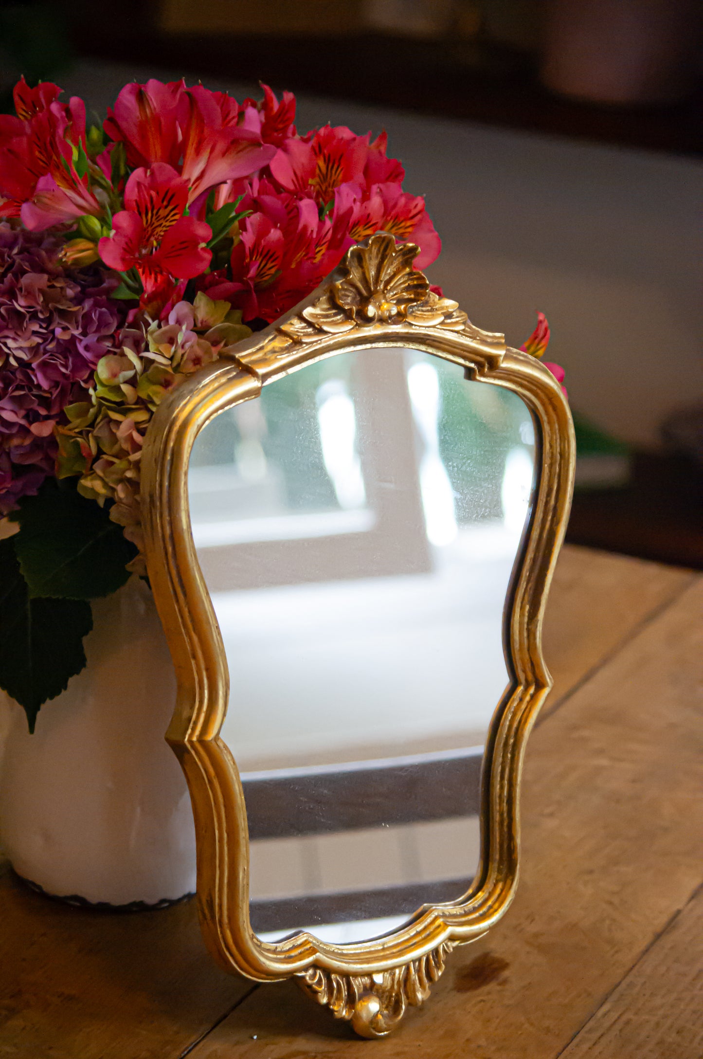 Petit miroir en résine avec accroche à l'arrière, en parfait état.