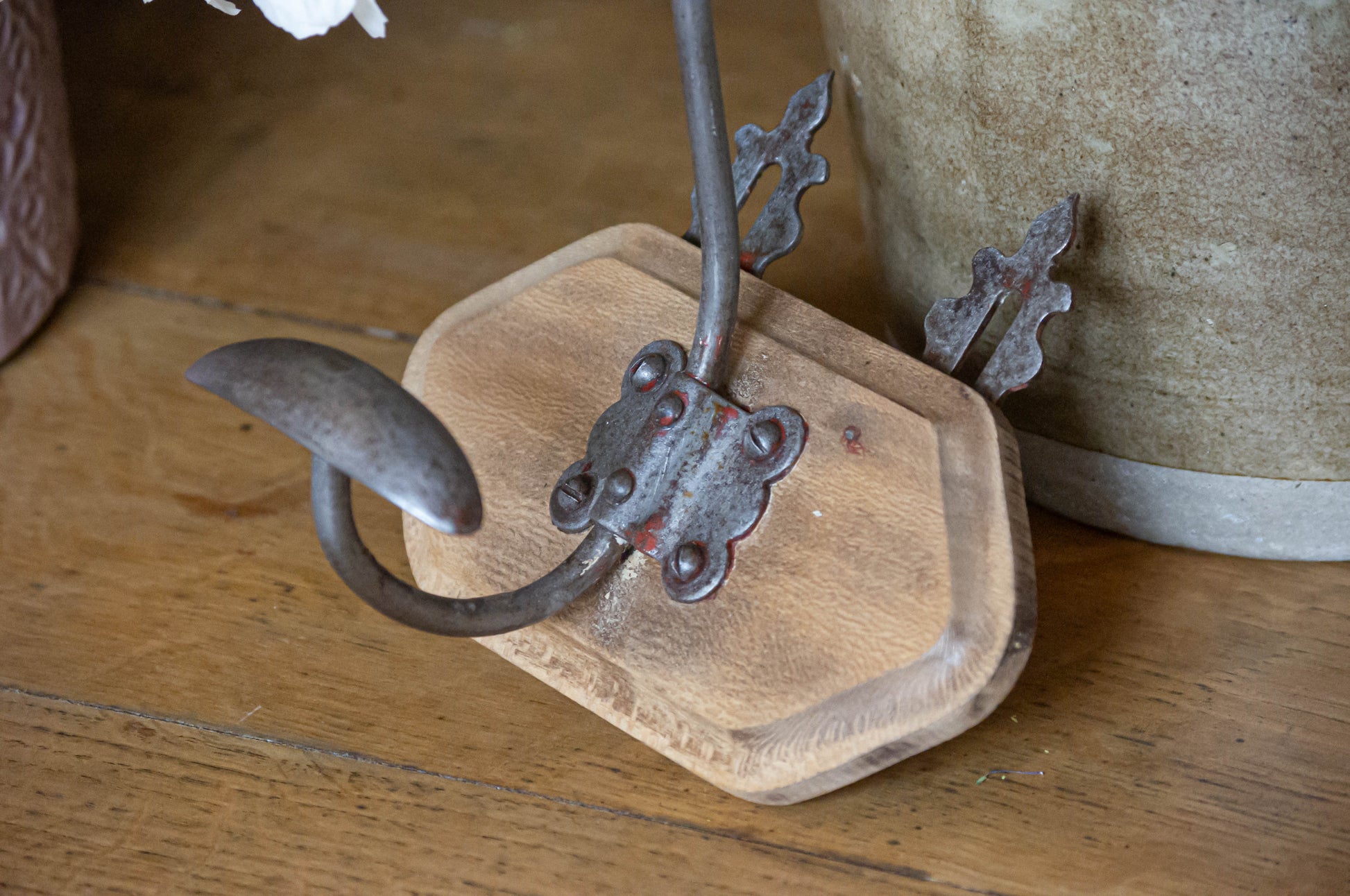 Patère en bois et métal.