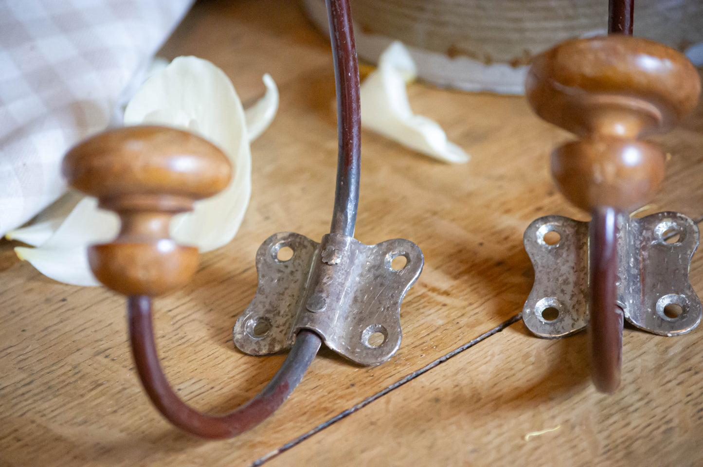 Duo de patères en bois et métal, un peu patinés, en bon état.