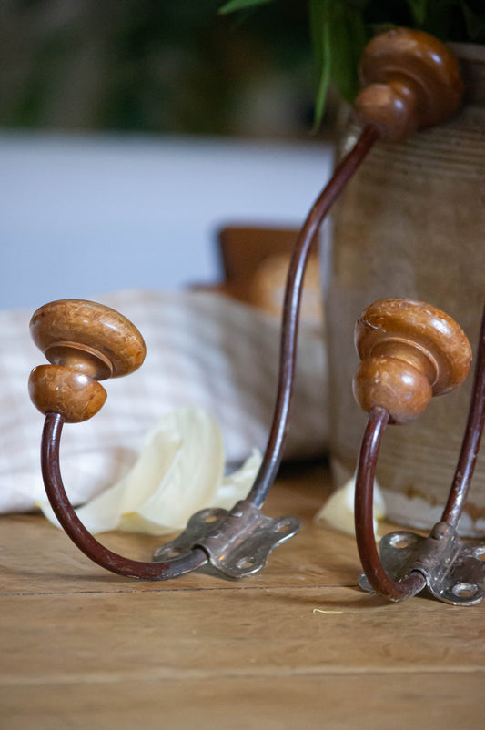 Duo de patères en bois et métal, un peu patinés, en bon état.