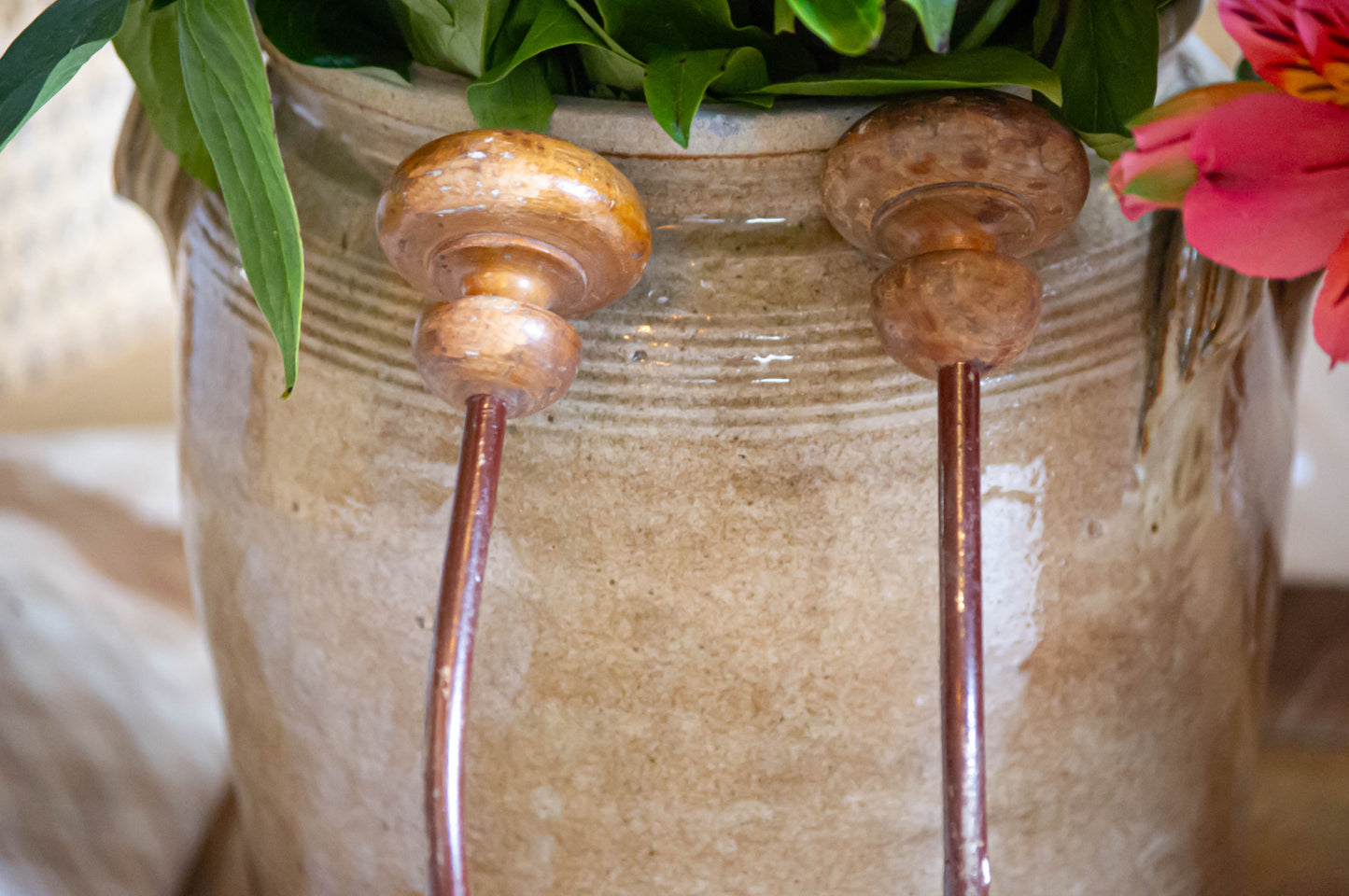 Duo de patères en bois et métal, un peu patinés, en bon état.