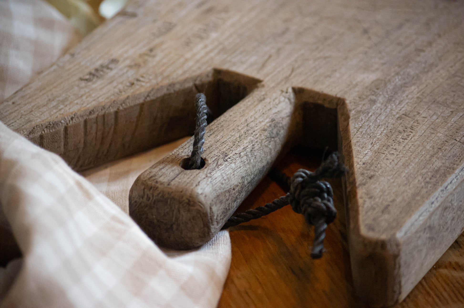 Planche à découper en bois brut, épaisse.