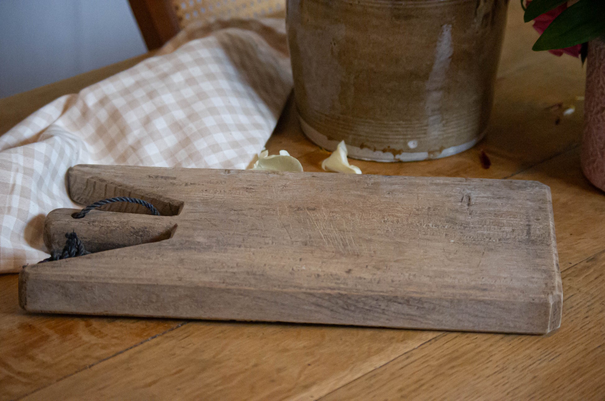 Planche à découper en bois brut, épaisse.