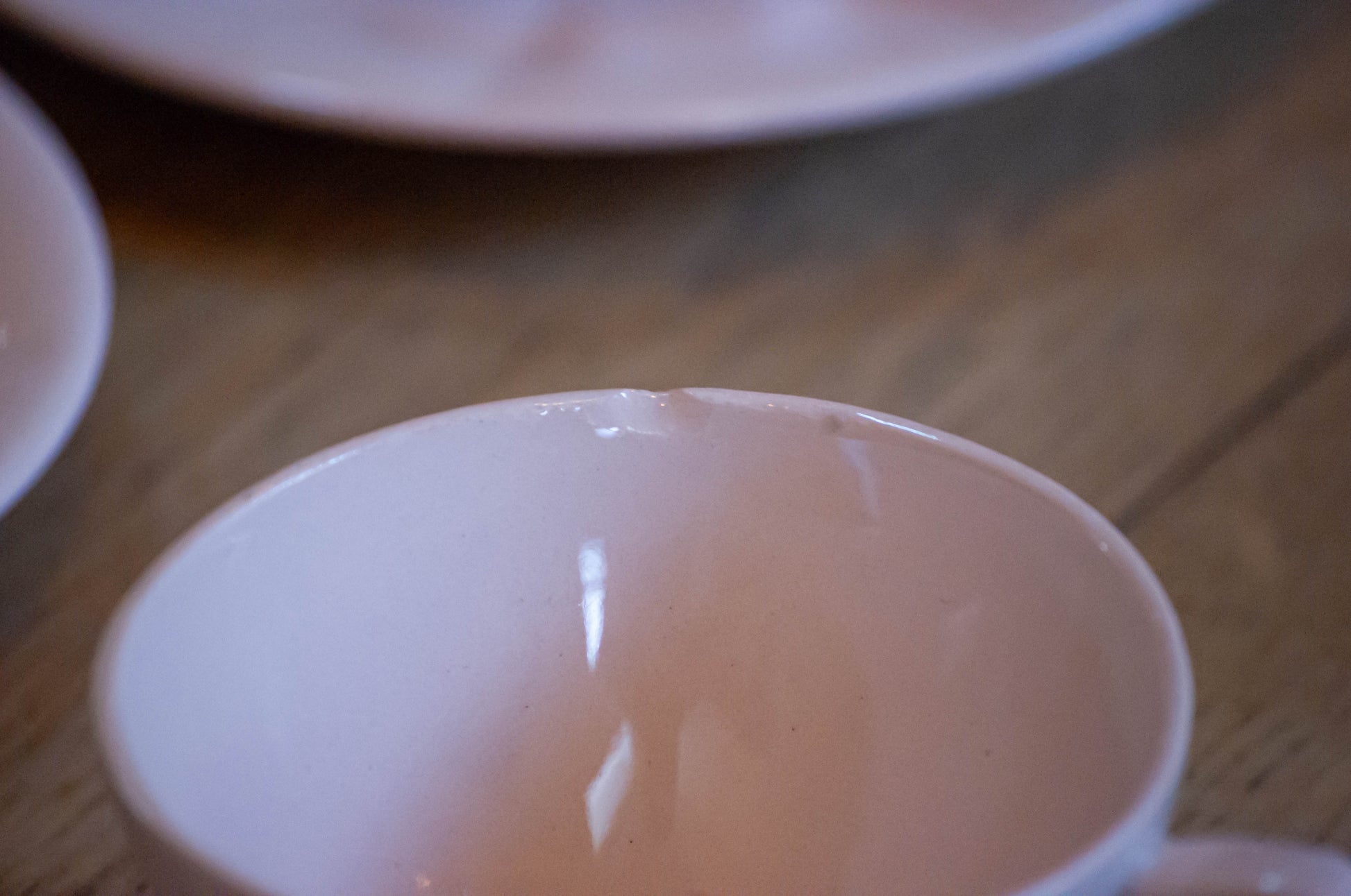 Ensemble à thé Digoin, une théière, un pot à lait, un sucrier et 12 tasses et sous tasses. Très bon état général, rose pale, quelques légers éclats, visible sur une photo.