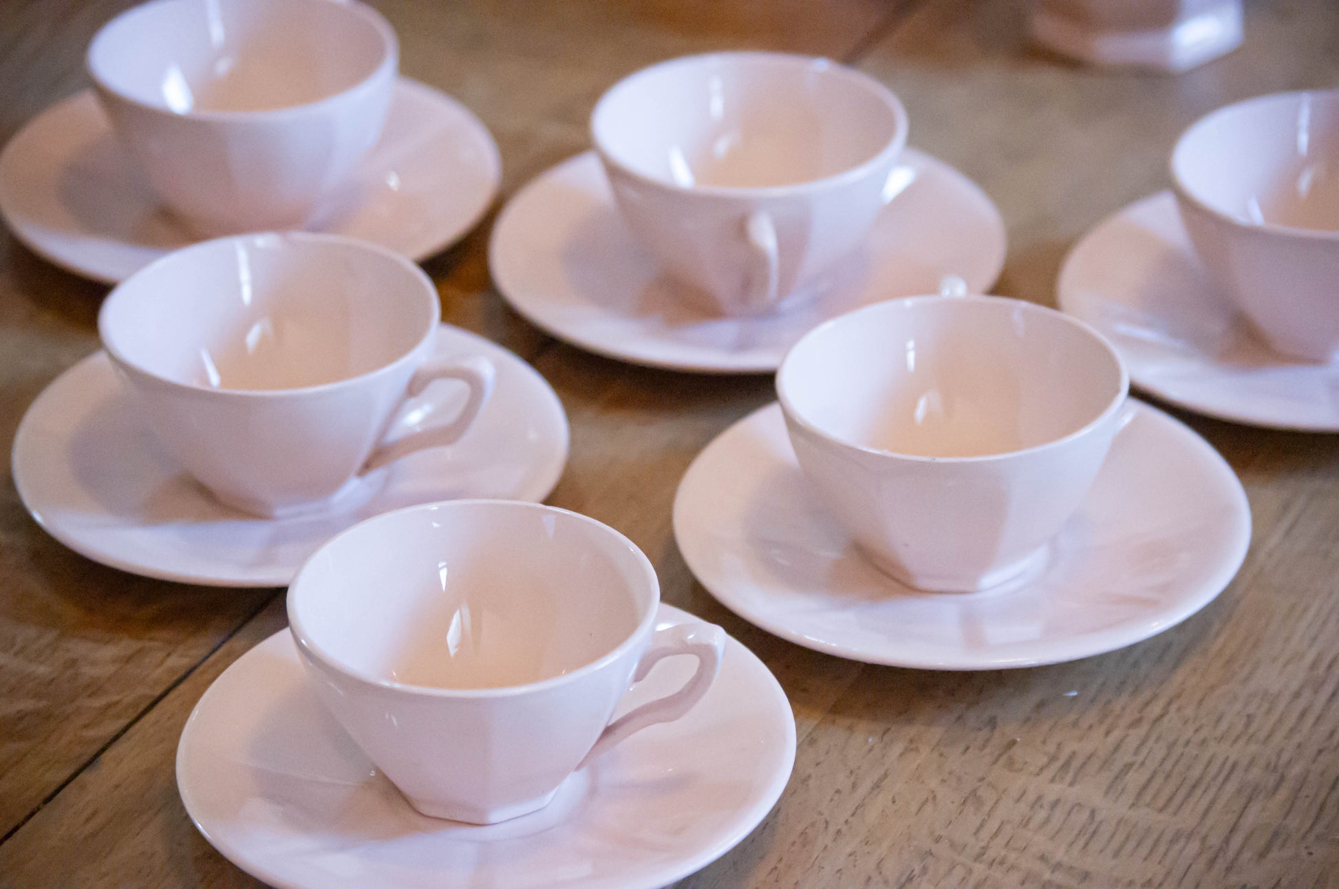 Ensemble à thé Digoin, une théière, un pot à lait, un sucrier et 12 tasses et sous tasses. Très bon état général, rose pale, quelques légers éclats, visible sur une photo.