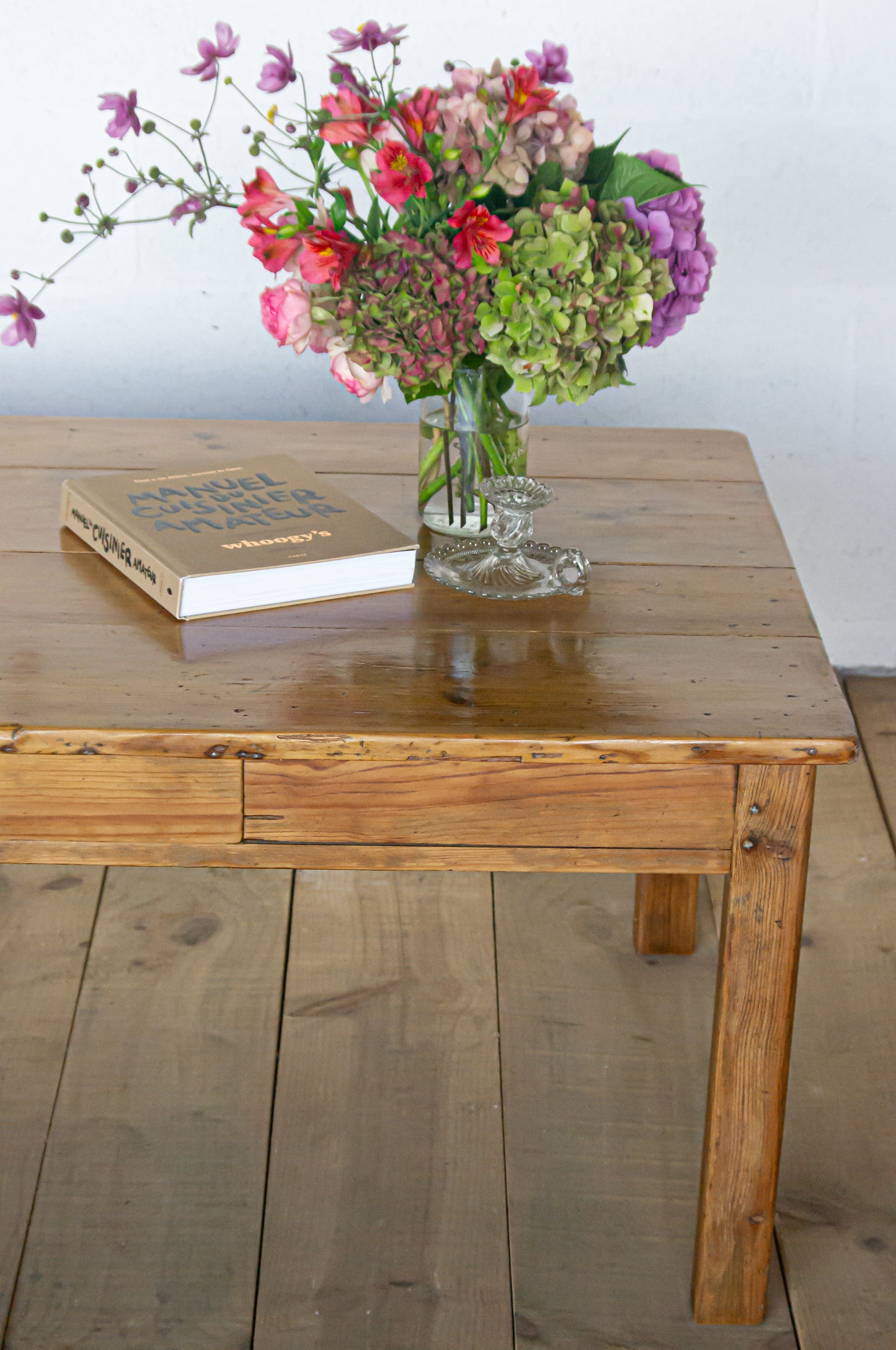 Grande table basse en pin, avec un tiroir, très solide.