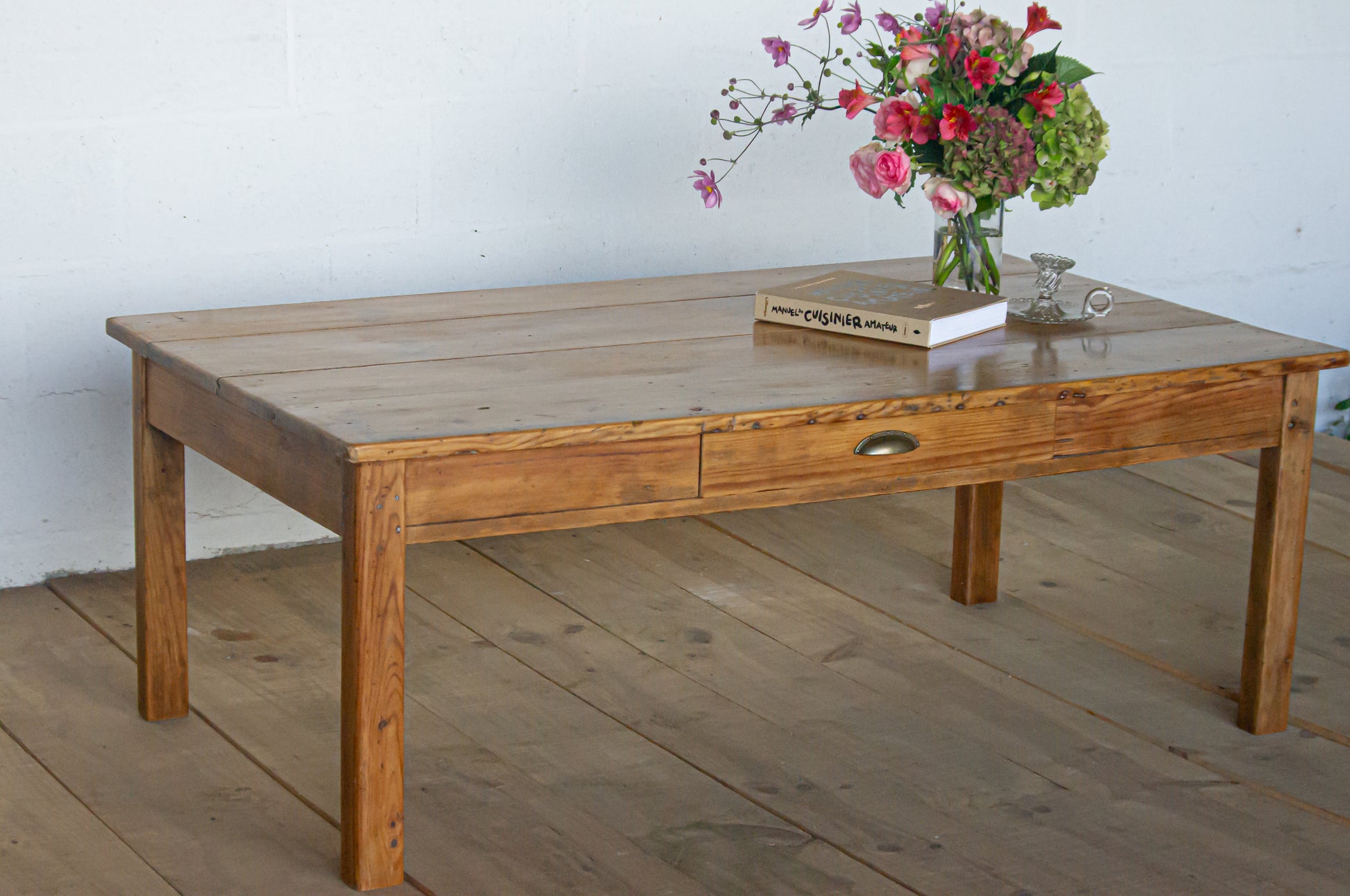 Grande table basse en pin, avec un tiroir, très solide.