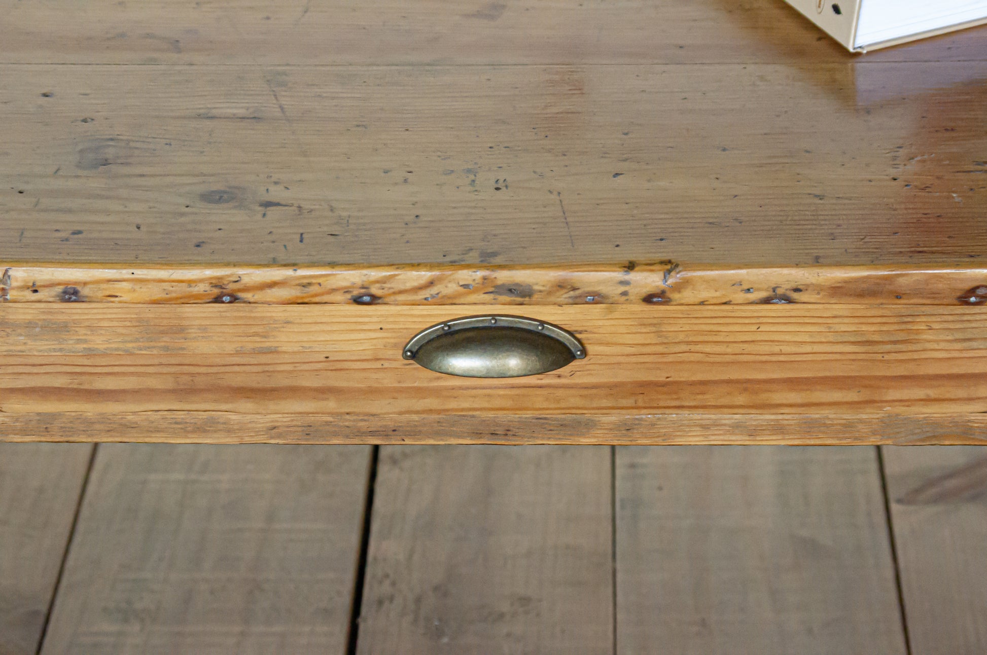 Grande table basse en pin, avec un tiroir, très solide.