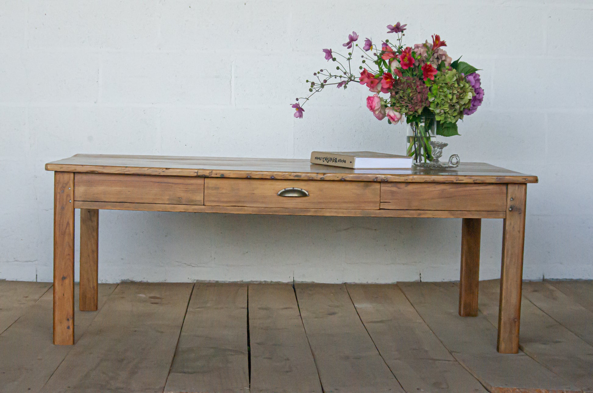 Grande table basse en pin, avec un tiroir, très solide.