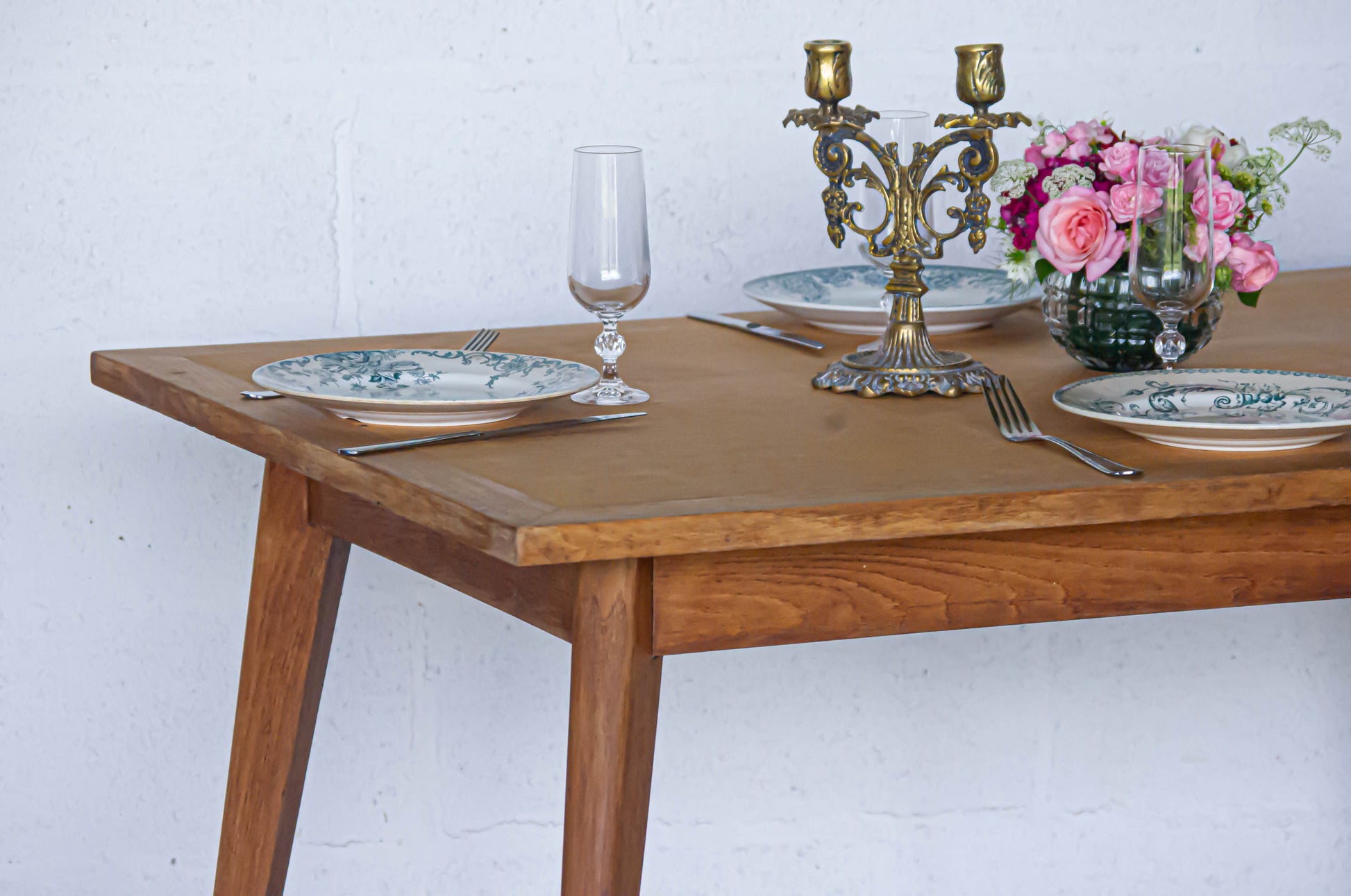 Table en chêne et plateau en plaquage chêne, années 50, le plaquage est légèrement abimé, visible sur les photos.