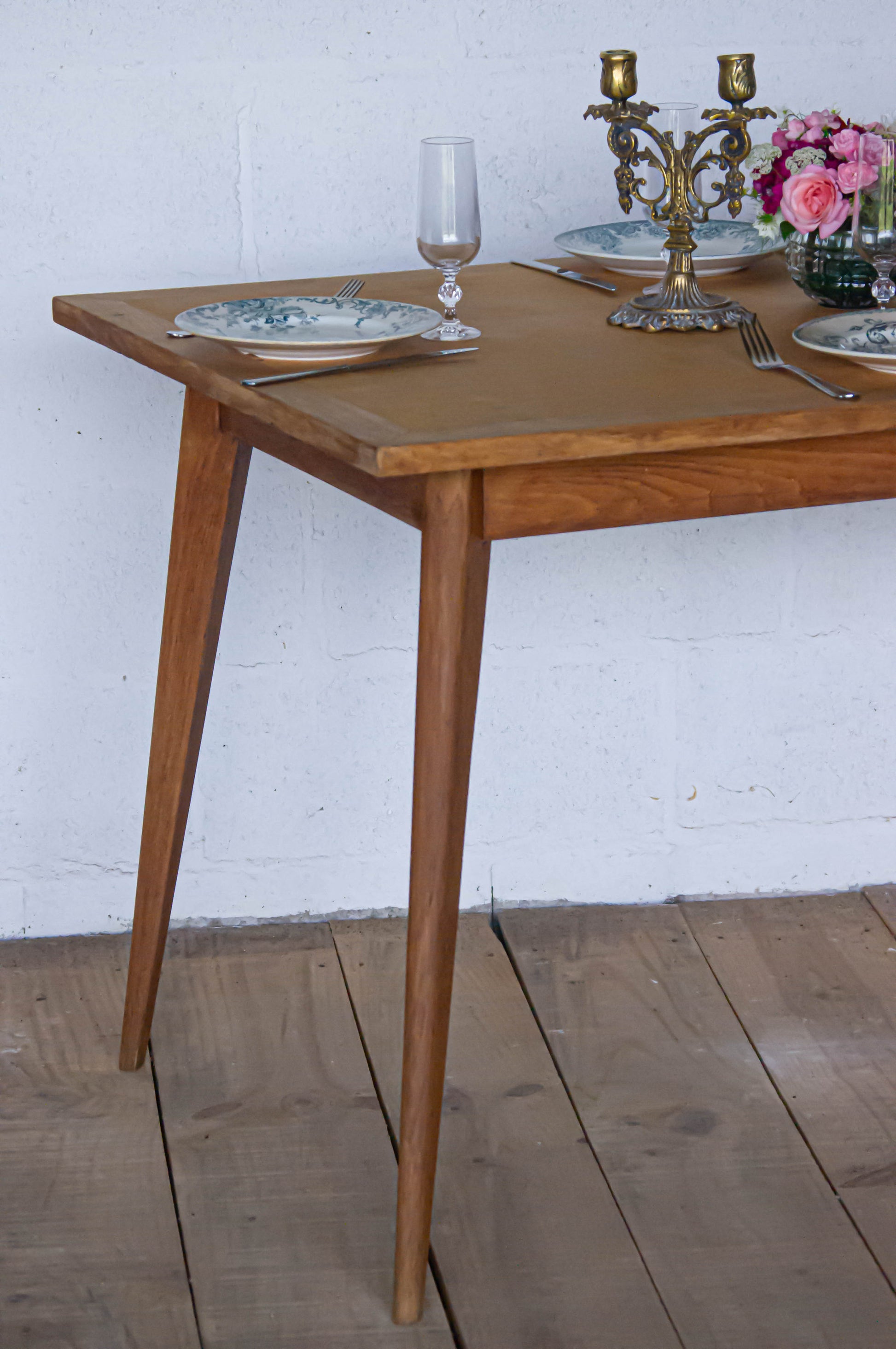 Table en chêne et plateau en plaquage chêne, années 50, le plaquage est légèrement abimé, visible sur les photos.